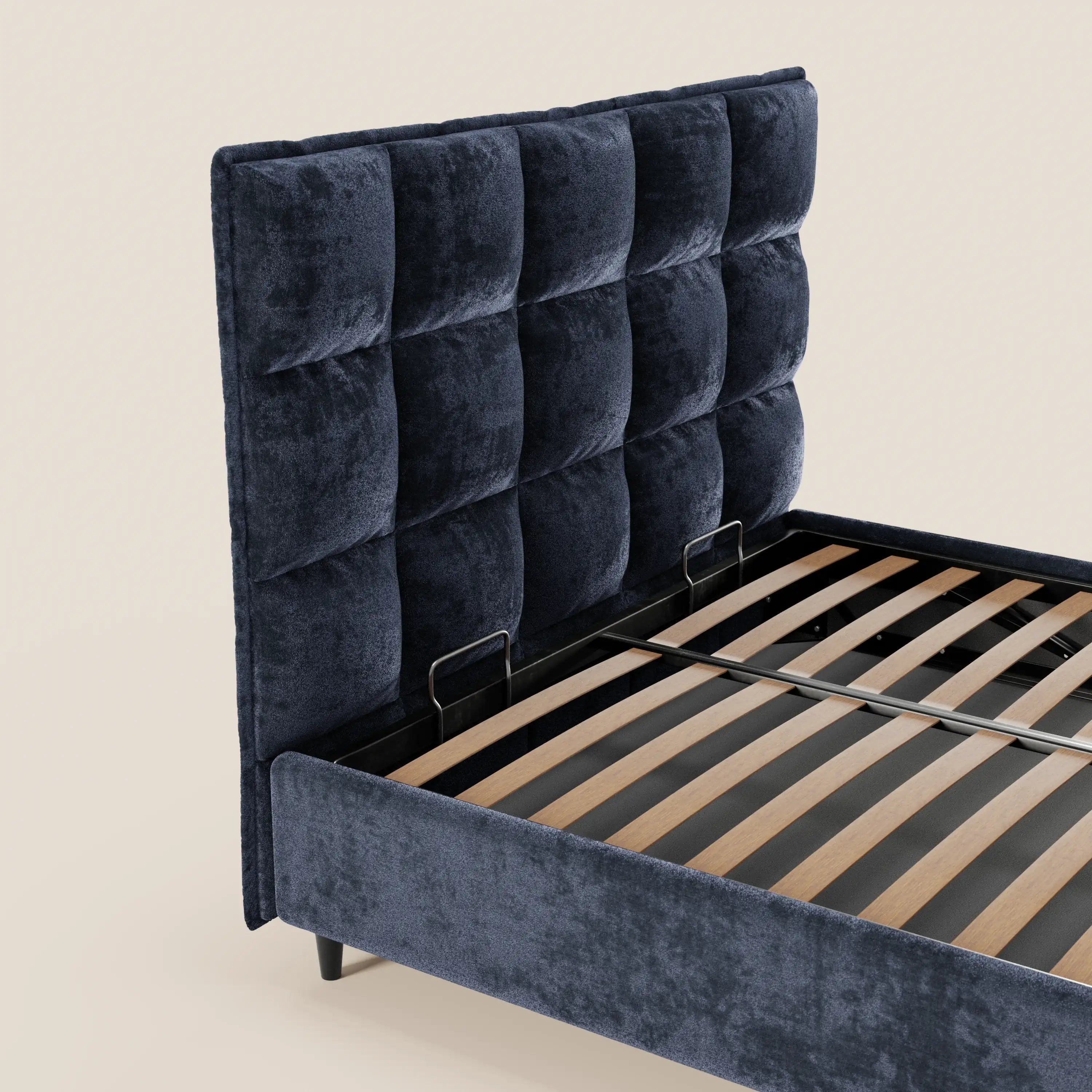 Il letto imbottito AURO di Letti.store presenta una testiera alta color blu navy con finitura capitonné in ciniglia certificata Oeko-Tex®, doghe in legno e una spaziosa base contenitore. La sua morbida consistenza e il design raffinato rendono questo letto contenitore elegante e funzionale.