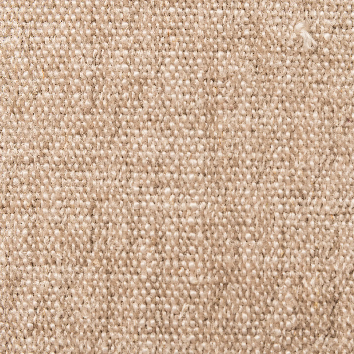 Un primo piano del tessuto beige chiaro a trama fitta della collezione Personalizzazione in T36 APOLLO, caratterizzato da un aspetto naturale e leggermente ruvido, con sottili variazioni di tonalità.