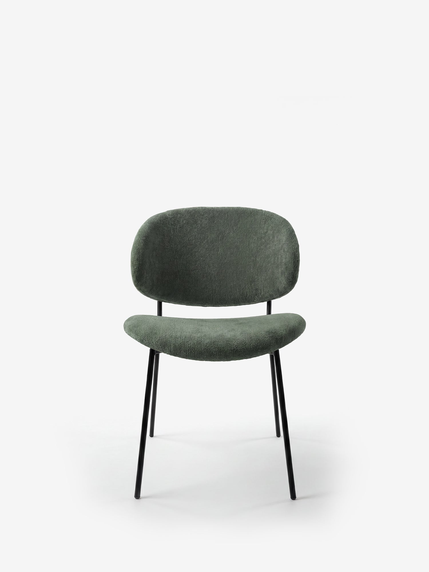 La sedia Bruma di Divani.Store, realizzata in un elegante tessuto goffrato verde con schienale avvolgente e gambe sottili in metallo nero, dal design minimalista, è al centro di uno sfondo bianco.