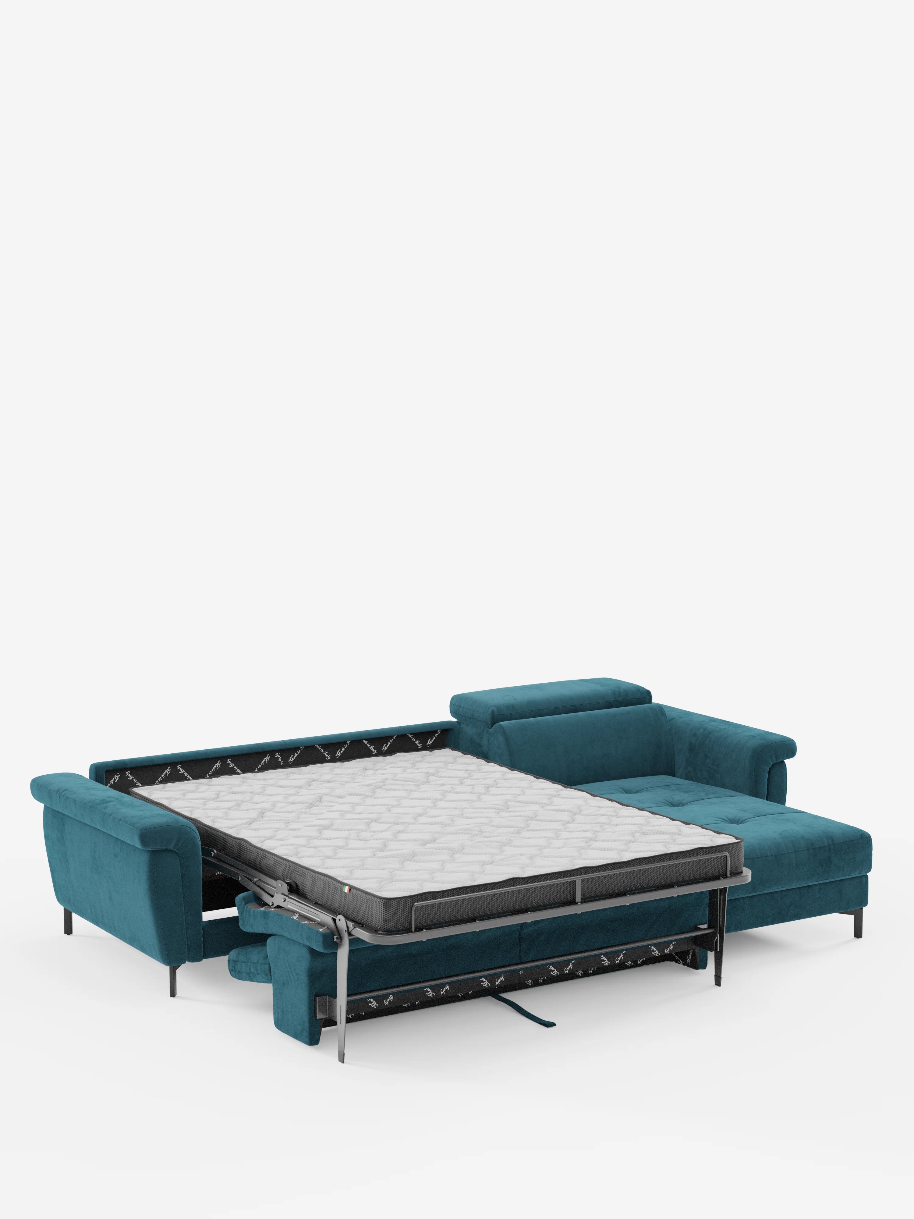 Un divano letto angolare Capri con penisola contenitore e poggiatesta reclinabili di Divani.Store, rivestito in elegante tessuto T30 antimacchia, è esposto completamente aperto su uno sfondo bianco a tinta unita. Il divano letto mette in risalto la sua spaziosa superficie letto estraibile, la robusta struttura in metallo e i versatili poggiatesta regolabili.