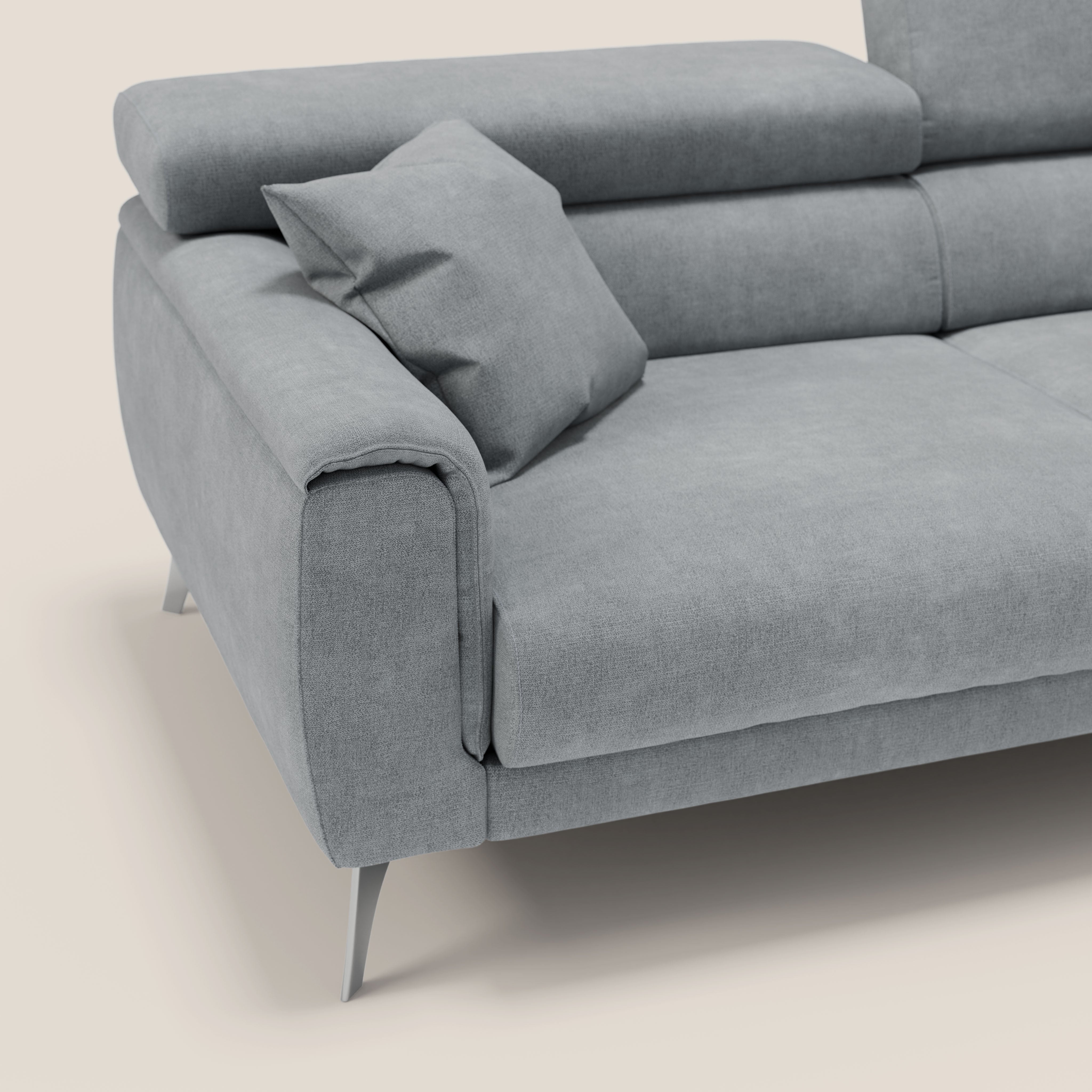 Caravaggio divano con sedute allungabili e poggiatesta reclinabili in tessuto impermeabile T02 grigio chiaro - divani.store