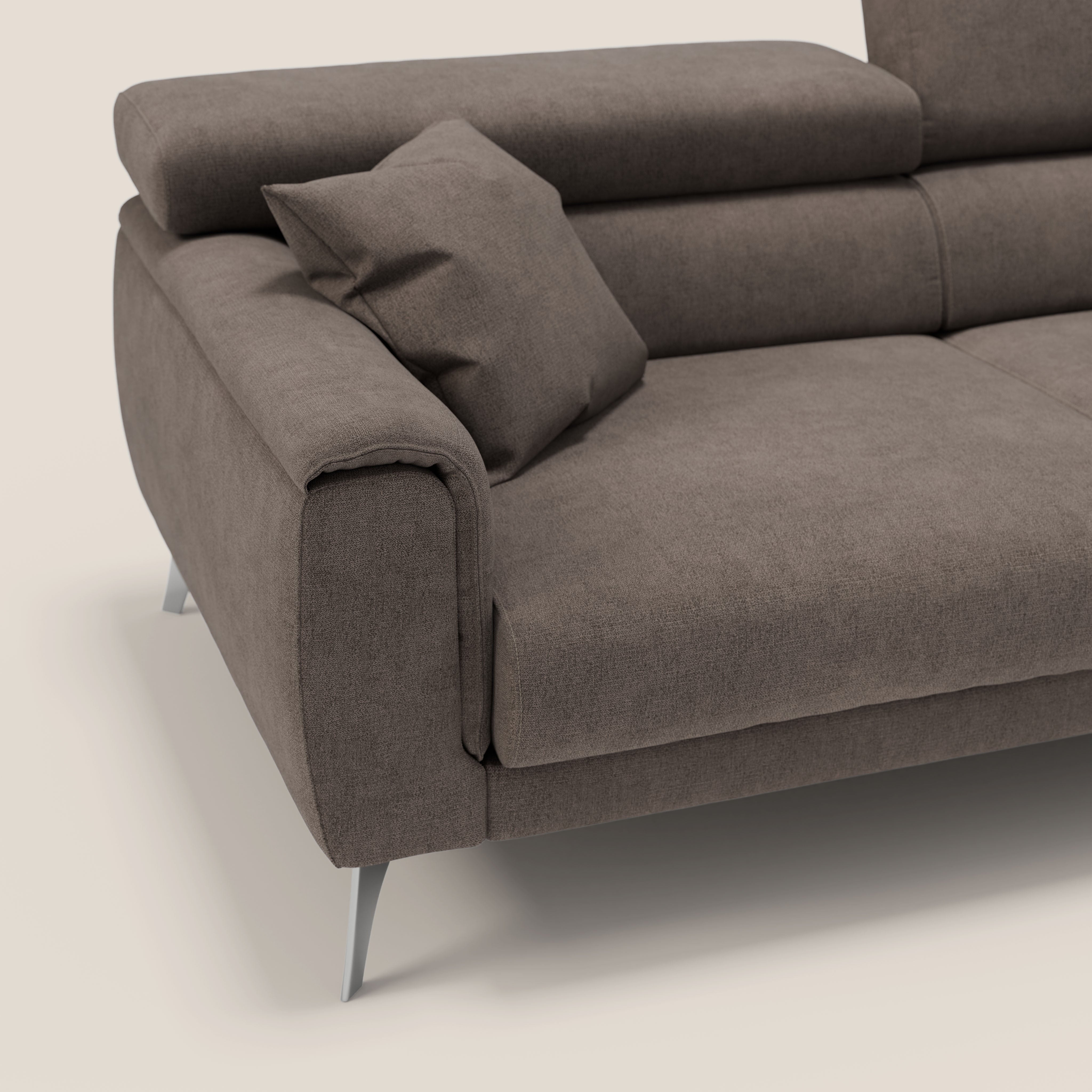 Caravaggio divano con sedute allungabili e poggiatesta reclinabili in tessuto impermeabile T02 marrone - divani.store