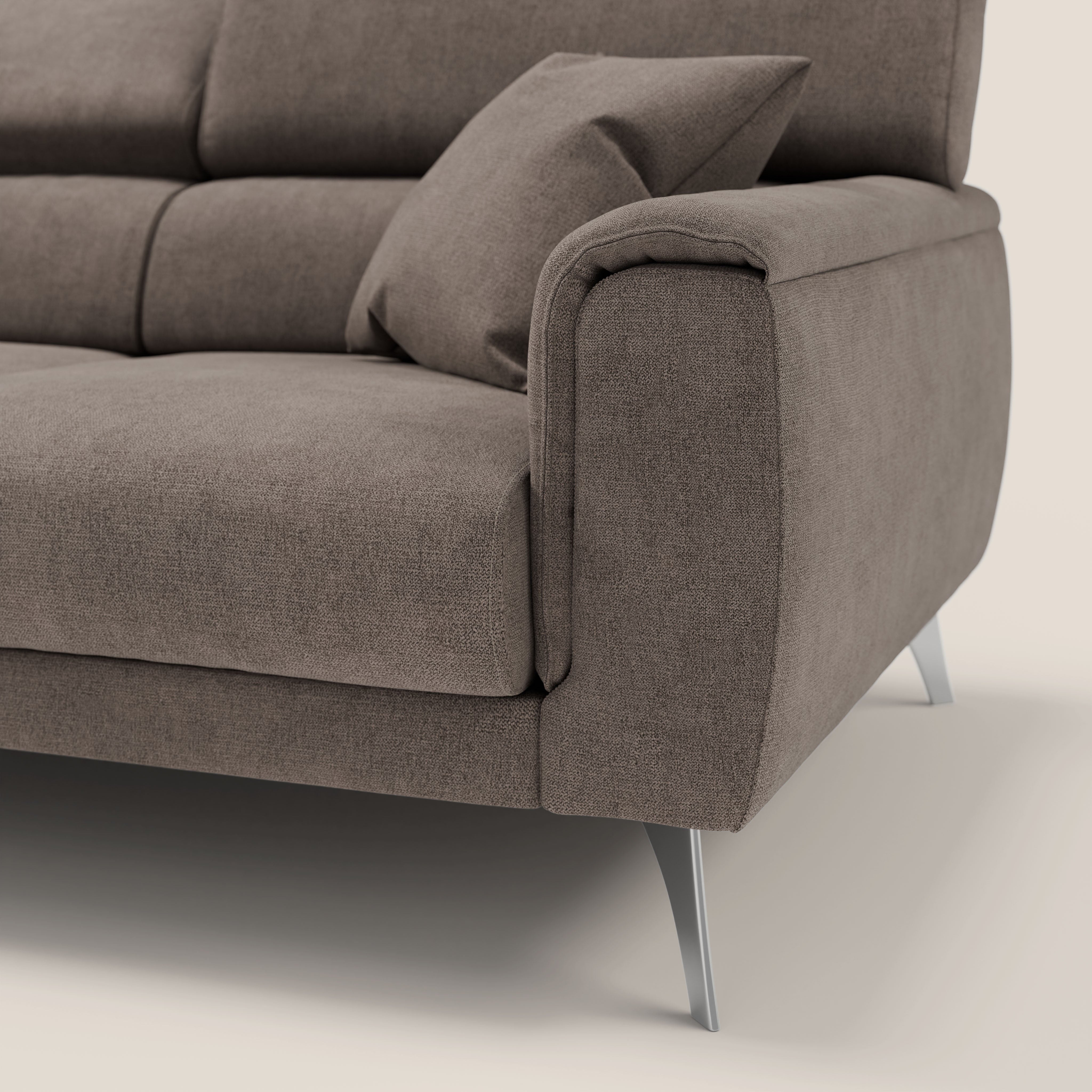 Caravaggio divano con 3 sedute allungabili indipendenti e poggiatesta reclinabili in tessuto impermeabile T02 marrone - divani.store