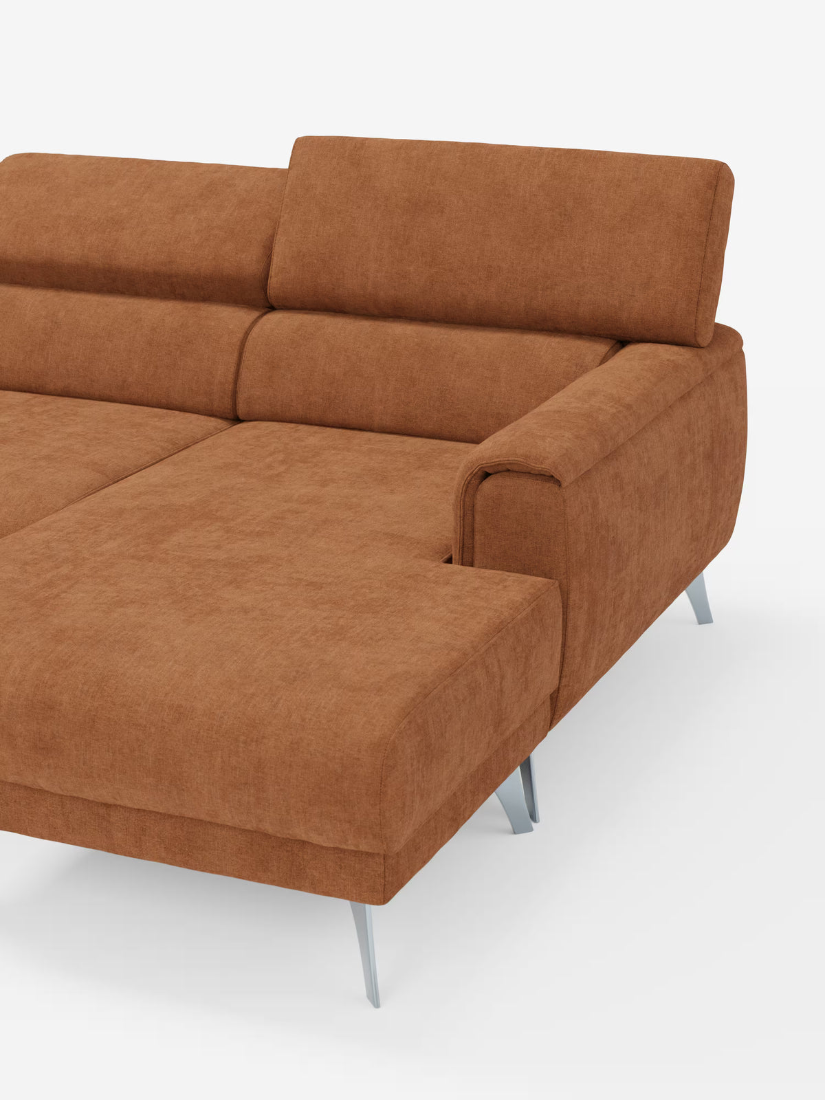 Il divano angolare Caravaggio con penisola e sedute scorrevoli in tessuto smacchiabile T31 di Divani.Store è presentato su uno sfondo bianco. Realizzato in un caldo tessuto marrone con gambe in metallo, è dotato di morbidi cuscini, un bracciolo destro e una chaise longue allungata. Le eleganti sedute scorrevoli consentono di personalizzare il comfort.