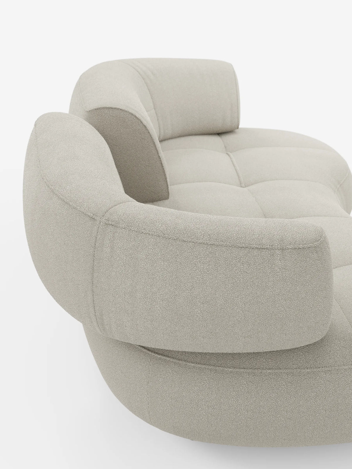Croissant, divano curvo a forma di fagiolo a 3 posti con schienali scorrevoli, rivestito in morbido tessuto effetto cotone lavabile T33: un divano curvo a forma di fagiolo a 3 posti in tessuto testurizzato beige chiaro, con schienali profondi e arrotondati e cuscini di seduta trapuntati.