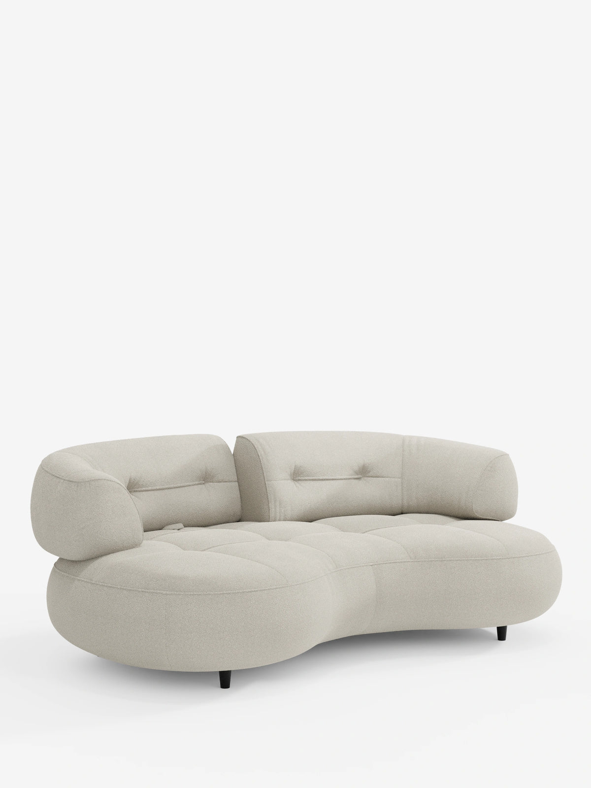 Un divano curvo a fagiolo a 3 posti, con schienali traslanti, rivestito in morbido tessuto effetto cotone smacchiabile T33, in beige chiaro, con braccioli arrotondati su fondo bianco.
