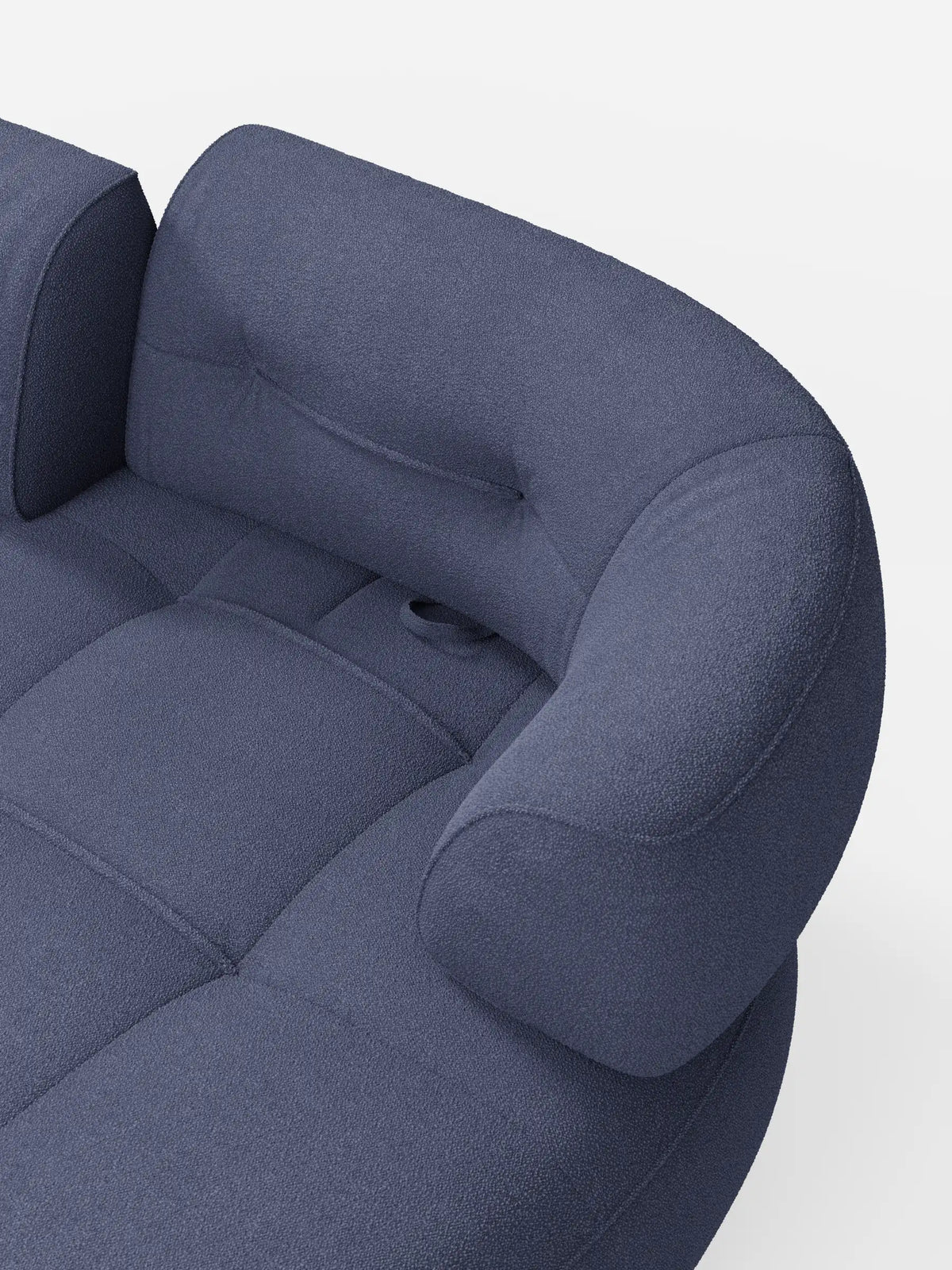 A Croissant: divano curvo a fagiolo a 3 posti con schienali regolabili, rivestito in morbido tessuto effetto cotone lavabile T33: un divano curvo a 3 posti color blu ardesia con bordi arrotondati, dettagli trapuntati e schienali regolabili su uno sfondo chiaro.