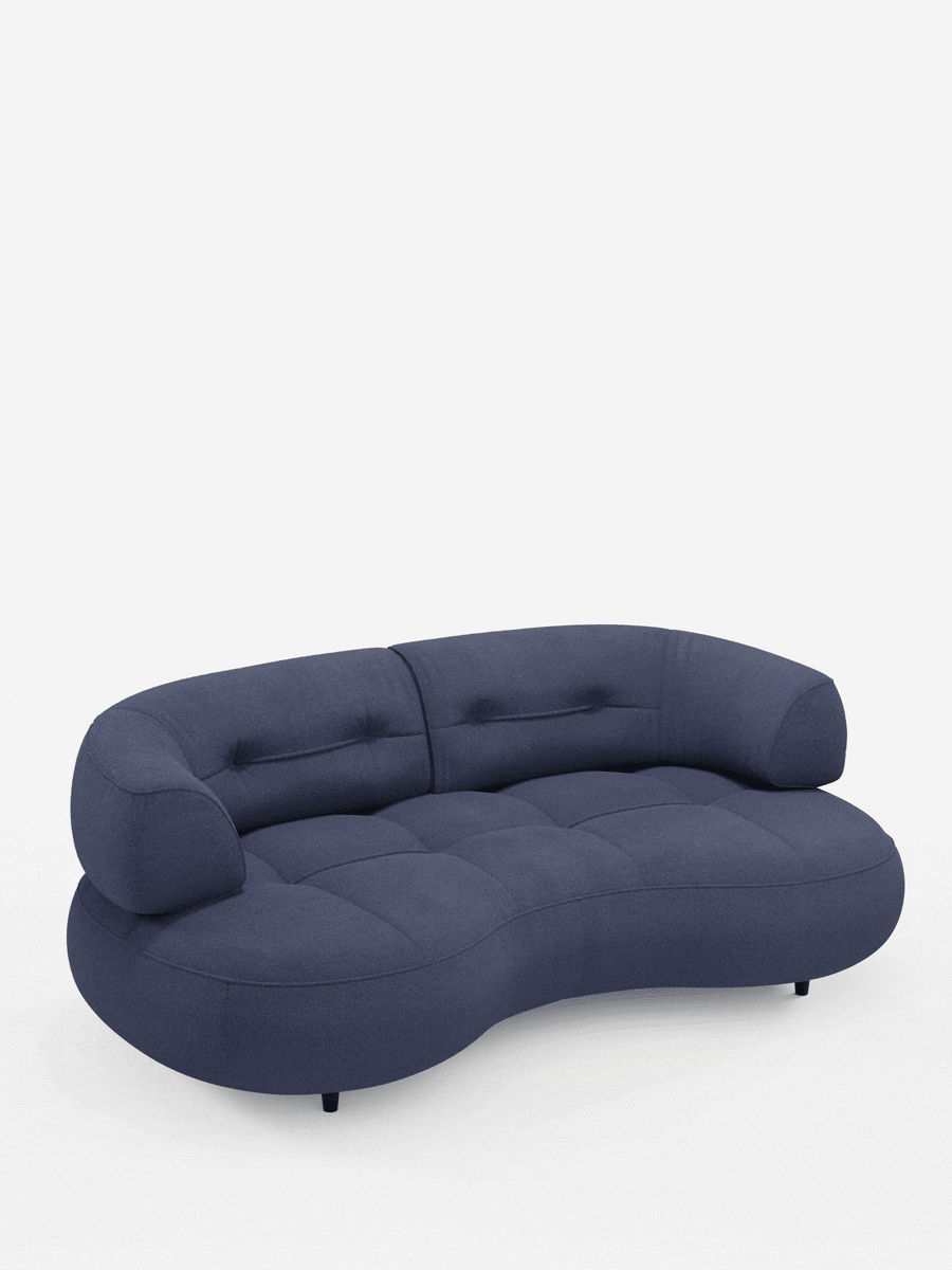 Un divano curvo a fagiolo a tre posti Croissant di colore blu intenso, con schienali traslanti, rivestito in morbido tessuto effetto cotone smacchiabile T33, caratterizzato da una silhouette curva a forma di fagiolo con cuscini trapuntati e gambe corte e scure.