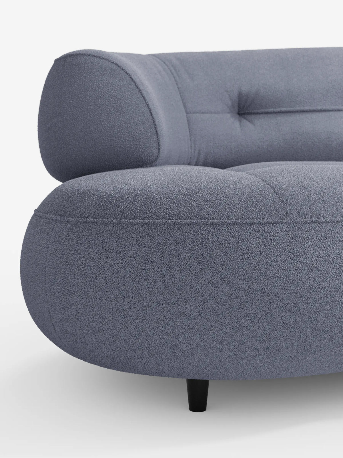 Un divano contemporaneo Croissant, curvo a forma di fagiolo, a 3 posti, con schienali traslanti in morbido tessuto effetto cotone smacchiabile T33, caratterizzato da un design curvo color blu ardesia con schienale trapuntato e gambe corte scure su uno sfondo chiaro.