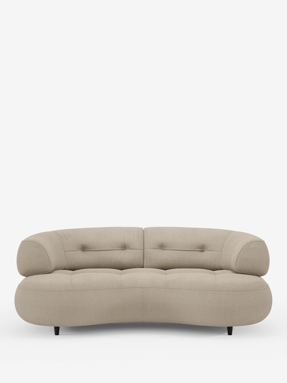 A Croissant: divano curvo a tre posti a forma di fagiolo con schienali scorrevoli, rivestito in morbido tessuto effetto cotone lavabile T33: a beige, con cuscini trapuntati e piccole gambe nere.