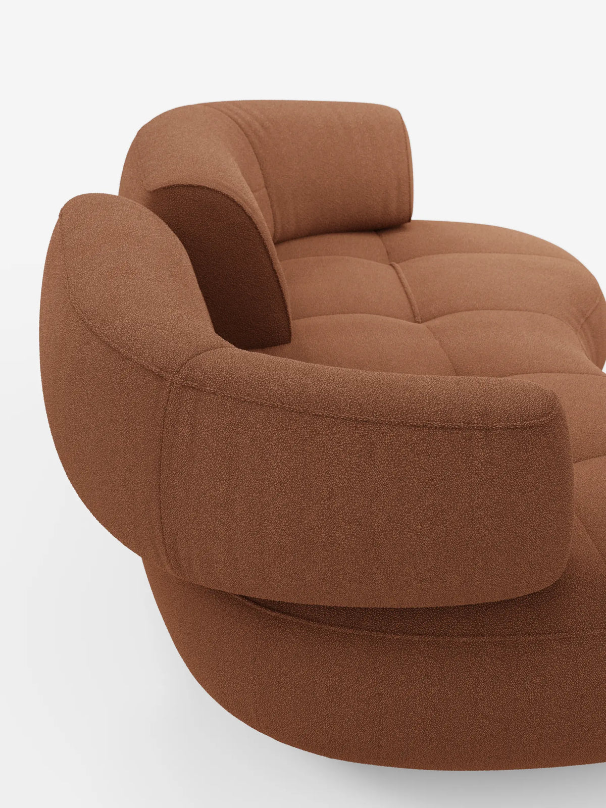 A Croissant, divano curvo a forma di fagiolo a 3 posti con schienali regolabili, rivestito in morbido tessuto effetto cotone smacchiabile T33, caratterizzato da un design a forma di fagiolo, imbottitura trapuntata e schienali regolabili in tessuto marrone caldo su sfondo bianco.