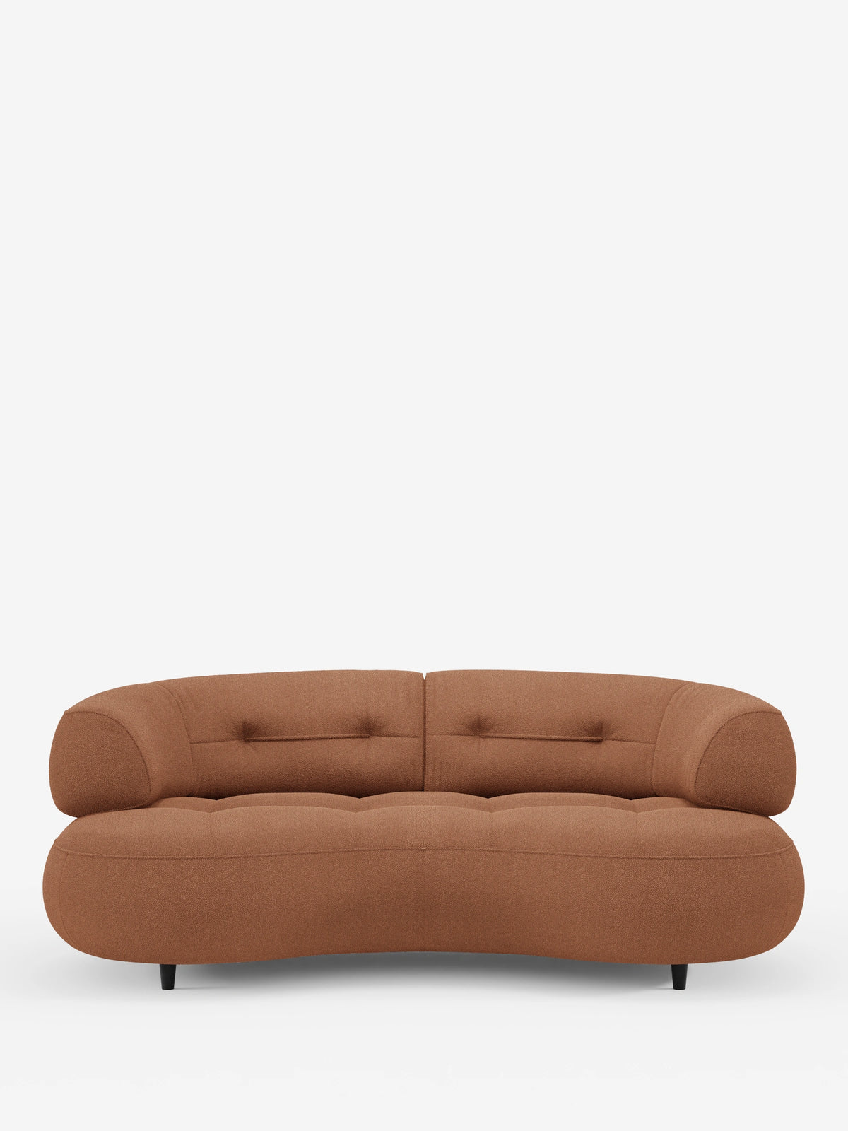 Croissant, divano curvo a forma di fagiolo a 3 posti con schienali scorrevoli, rivestito in morbido tessuto effetto cotone lavabile T33: un divano curvo a forma di fagiolo a 3 posti in tessuto testurizzato color terracotta con cuscini dello schienale trapuntati, su corte gambe cilindriche nere.