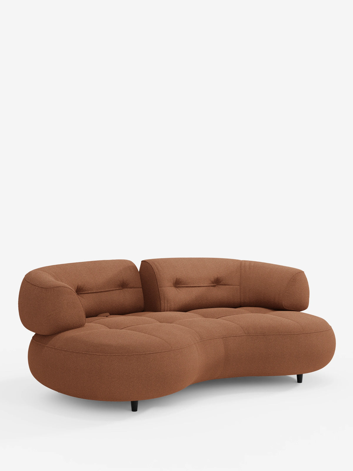 Il divano Divani.Store Croissant, un divano curvo a tre posti a forma di fagiolo con schienali regolabili, rivestito in morbido tessuto effetto cotone lavabile T33, è un divano curvo, marrone, dalla trama particolare, a tre posti, con base a forma di fagiolo, dettagli trapuntati e schienali regolabili.