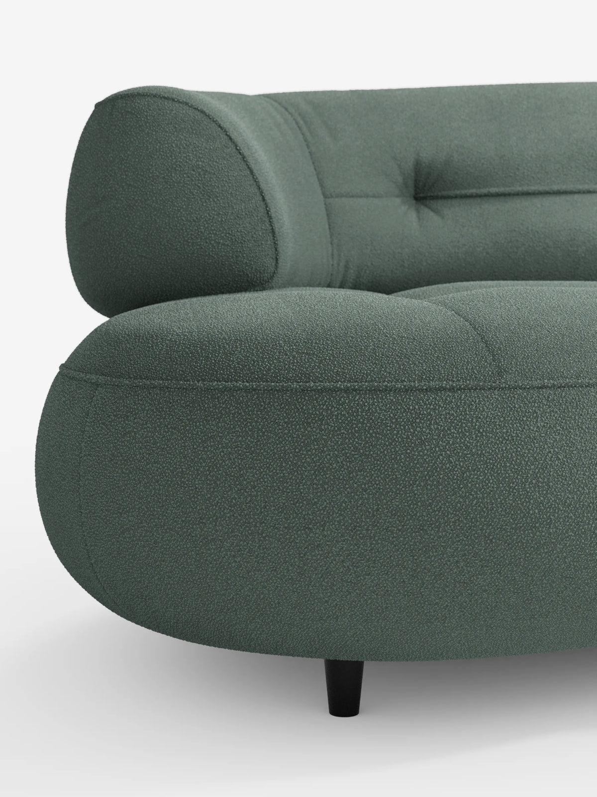 Un divano curvo a fagiolo “Croissant” color verde salvia a 3 posti con schienali traslanti, rivestito in morbido tessuto effetto cotone smacchiabile T33, caratterizzato da un design curvo con cuscini soffici, trapuntatura a bottoni e piccole gambe scure su sfondo bianco.