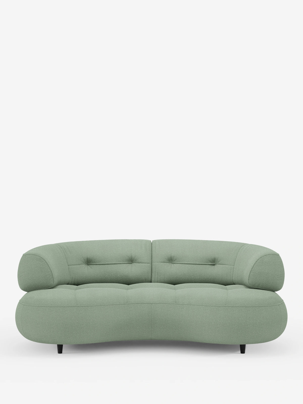 Un divano curvo a fagiolo “Croissant” color verde salvia a 3 posti con schienali traslanti, rivestito in morbido tessuto effetto cotone smacchiabile T33, caratterizzato da una silhouette curva a tre posti, schienali trapuntati e gambe basse nere affusolate su sfondo bianco.