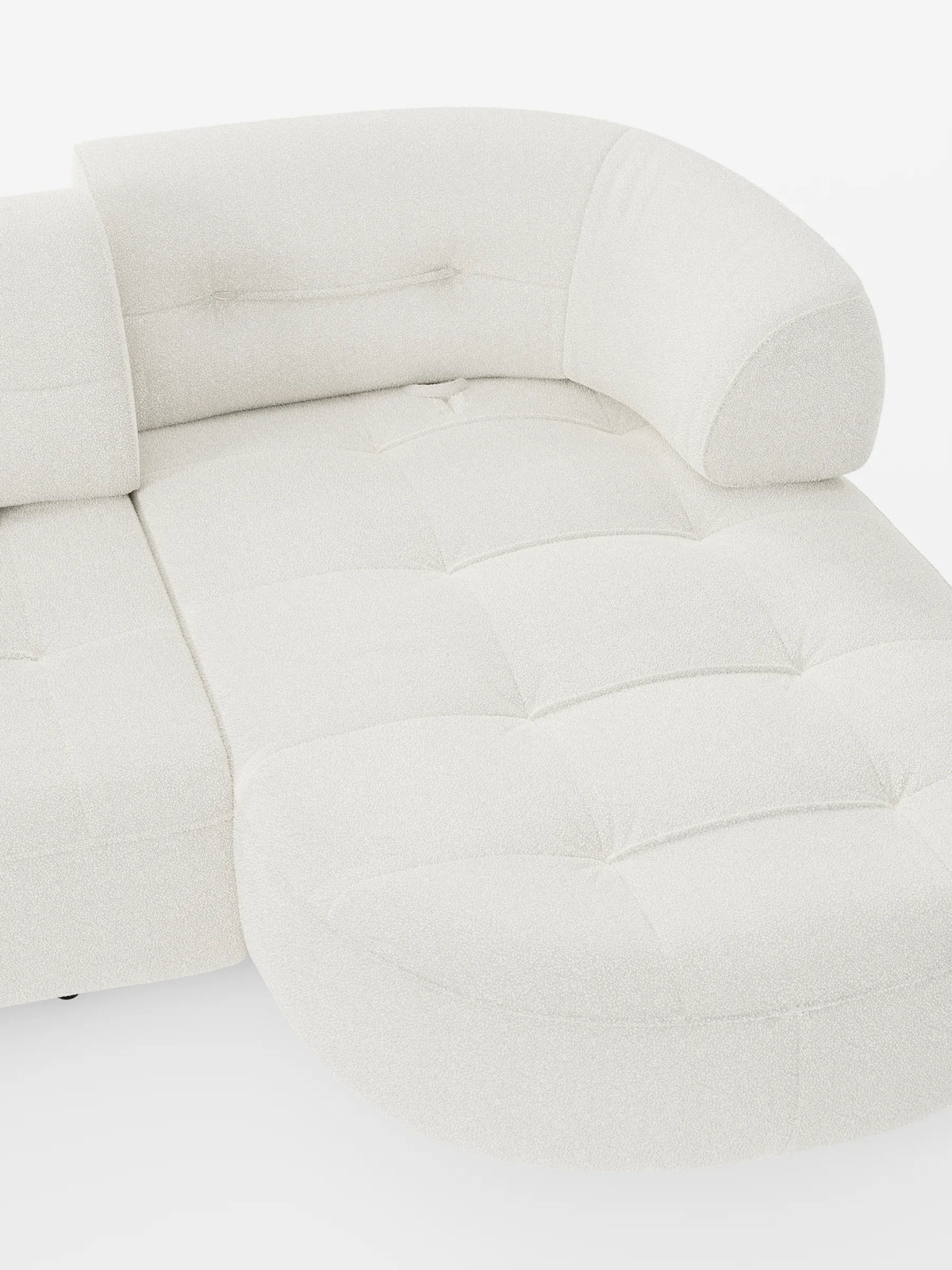Un divano angolare Croissant dal design a forma di fagiolo, con schienali scorrevoli in morbido tessuto effetto cotone lavabile, modello T33 in bianco sporco, caratterizzato da uno schienale curvo, cuscini di seduta trapuntati e una chaise longue arrotondata.