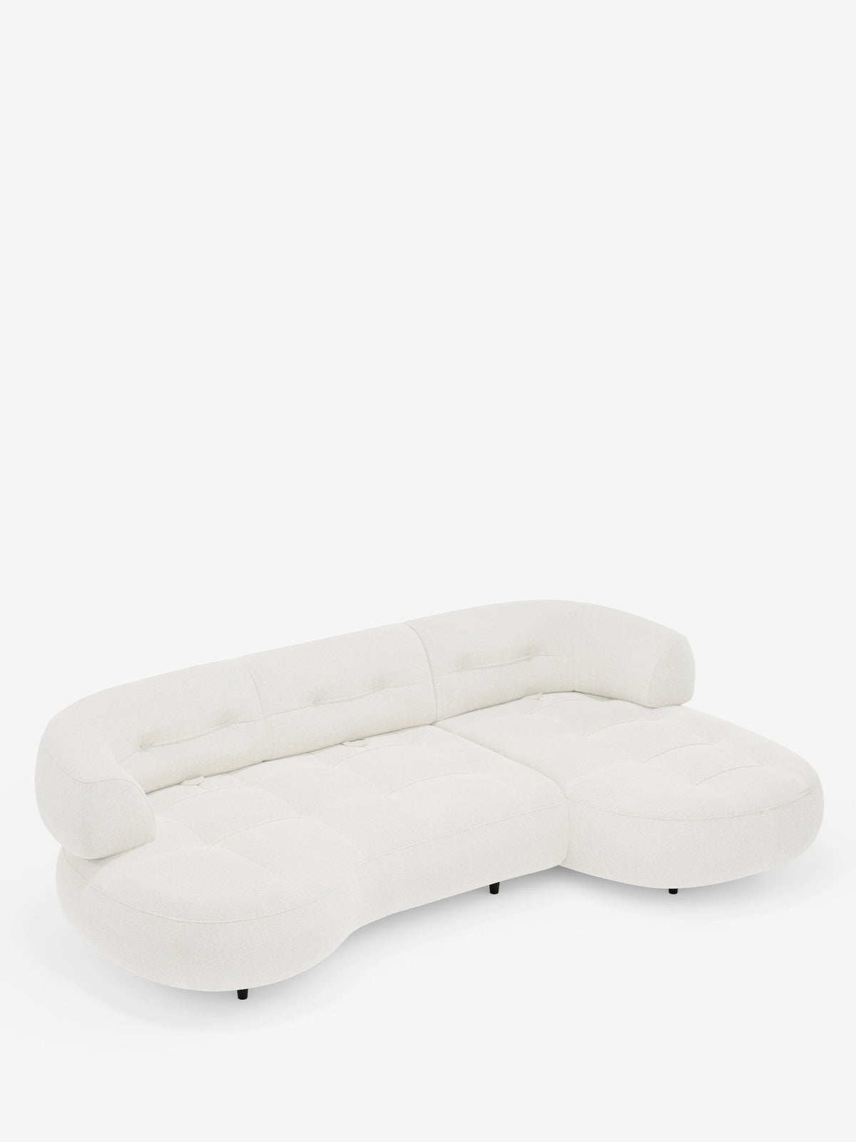 Un divano angolare “Croissant” bianco, dal design a forma di fagiolo, con schienali scorrevoli in morbido tessuto effetto cotone smacchiabile T33, caratterizzato da una silhouette ricamata e sinuosa, bordi arrotondati e gambe nere dal profilo basso su sfondo bianco.
