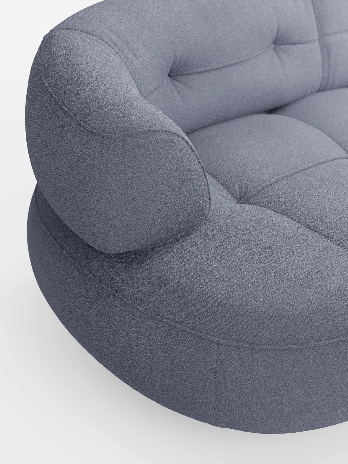 Il divano angolare Croissant, dal design a fagiolo e con schienali traslanti in morbido tessuto effetto cotone smacchiabile T33, è una chaise longue dalla forma curva a fagiolo, realizzata in tessuto grigio testurizzato con cuscini trapuntati a bottoni e braccioli arrotondati.