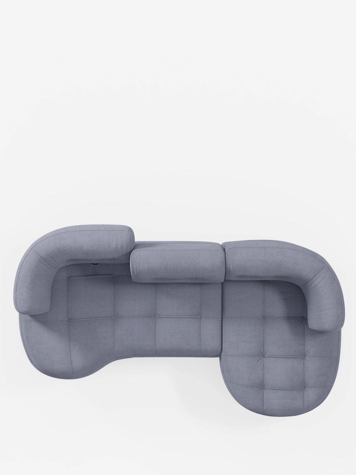 Vista dall'alto di un divano angolare Croissant azzurro, dal design a fagiolo e con schienali scorrevoli, rivestito in morbido tessuto effetto cotone smacchiabile T33, caratterizzato da imbottitura capitonné, schienali modulari curvi e un'estremità arrotondata su sfondo bianco.