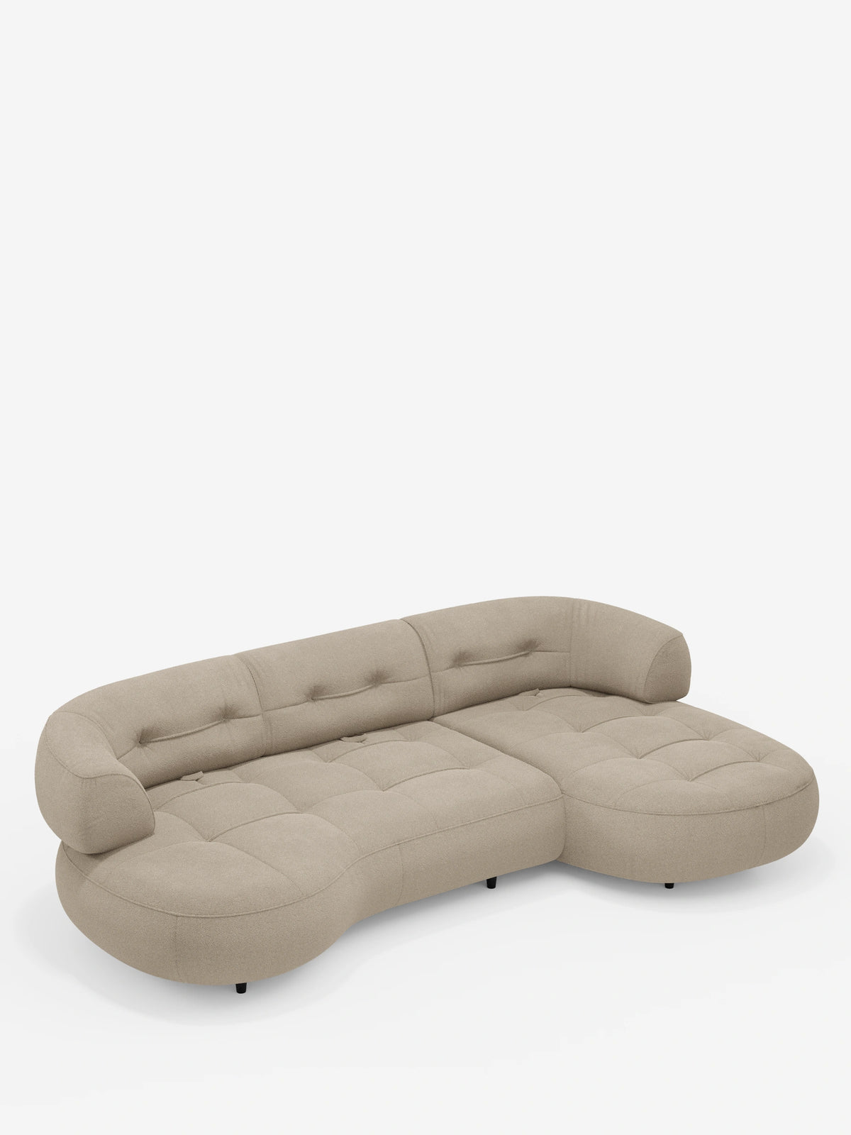 Beige Croissant: divano angolare dal design a forma di fagiolo con schienali scorrevoli in morbido tessuto effetto cotone lavabile T33, caratterizzato da una silhouette modulare trapuntata, cuscini curvi, schienali bassi e piedini scuri su sfondo bianco.