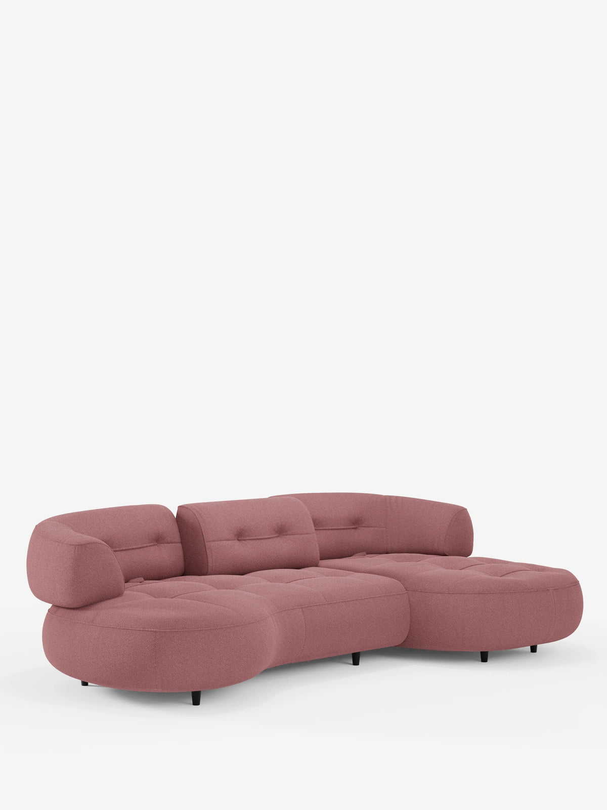 Un divano angolare Croissant color rosa antico, dal design a forma di fagiolo e con schienali scorrevoli, rivestito in morbido tessuto effetto cotone smacchiabile T33, caratterizzato da una forma ricurva a fagiolo, cuscini trapuntati e piedini cilindrici neri su sfondo bianco.