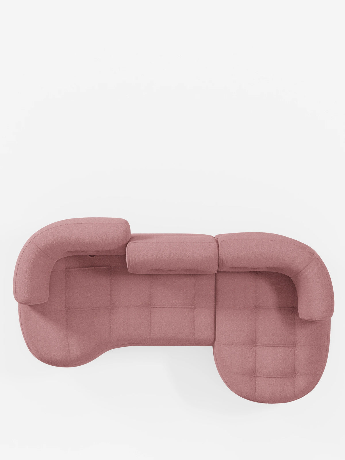 Una vista dall'alto del divano angolare “Croissant” in rosa polveroso, dal design a fagiolo e con schienali traslanti in morbido tessuto effetto cotone smacchiabile T33, caratterizzato da un design trapuntato a forma di fagiolo con cuscini mobili su uno sfondo bianco a tinta unita.