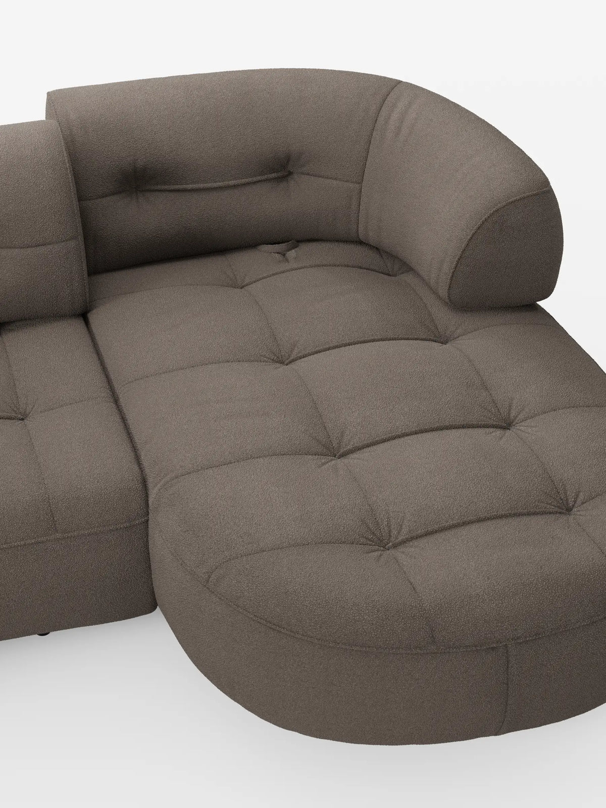 Il divano angolare Croissant, dal design a fagiolo e con schienali traslanti in morbido tessuto effetto cotone smacchiabile T33, è un divano angolare contemporaneo, di colore grigio-marrone, con una chaise longue trapuntata a forma di fagiolo e schienali arrotondati.