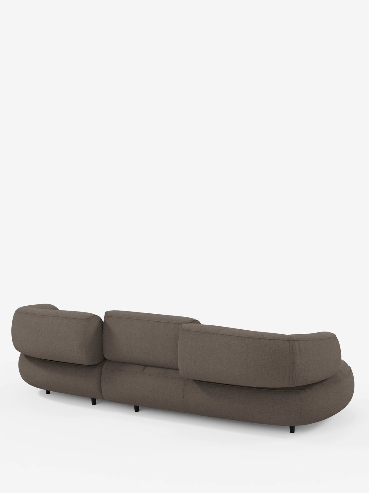 Vista posteriore di un divano angolare Croissant dal design a fagiolo e schienali traslanti, rivestito in morbido tessuto effetto cotone smacchiabile T33: un moderno divano componibile a forma di fagiolo, realizzato in tessuto testurizzato marrone scuro e sostenuto da piccoli piedini cilindrici.