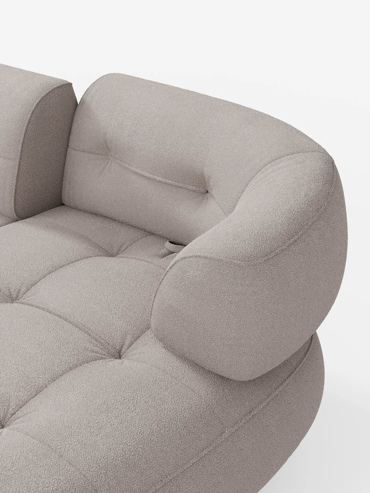 Un divano angolare Croissant color beige dal design a fagiolo e schienali scorrevoli in morbido tessuto effetto cotone smacchiabile T33, caratterizzato da una silhouette curva e trapuntata con braccioli oversize su sfondo bianco.