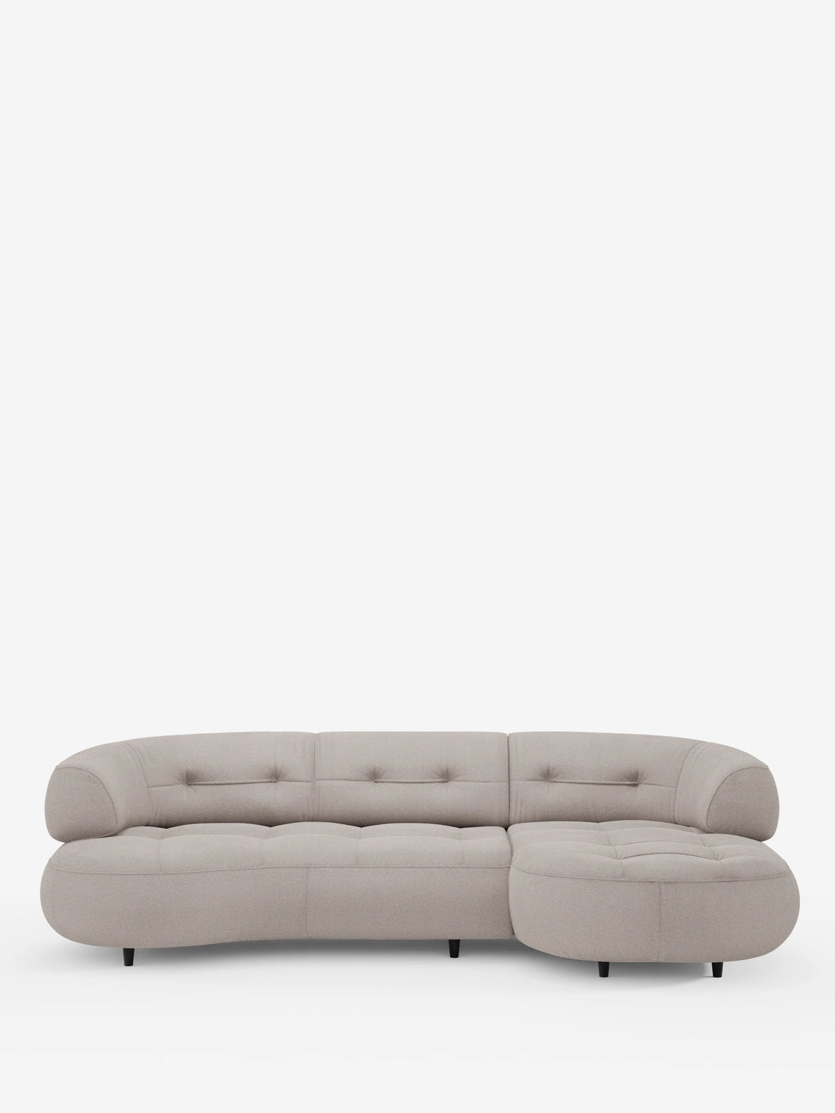 Un divano angolare Croissant beige a forma di fagiolo, con schienali scorrevoli in morbido tessuto effetto cotone smacchiabile T33, cuscini trapuntati, schienale curvo, piedini scuri e chaise longue sul lato destro, su sfondo bianco.