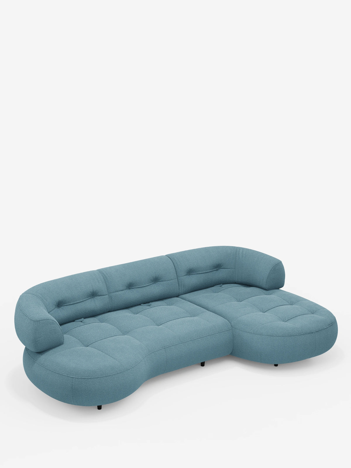 Il divano angolare Croissant, dal design a fagiolo e con schienali traslanti in morbido tessuto effetto cotone smacchiabile T33, è un divano dalla forma curva a fagiolo, rivestito in morbido tessuto blu con cuscini trapuntati e schienali arrotondati su sfondo bianco.