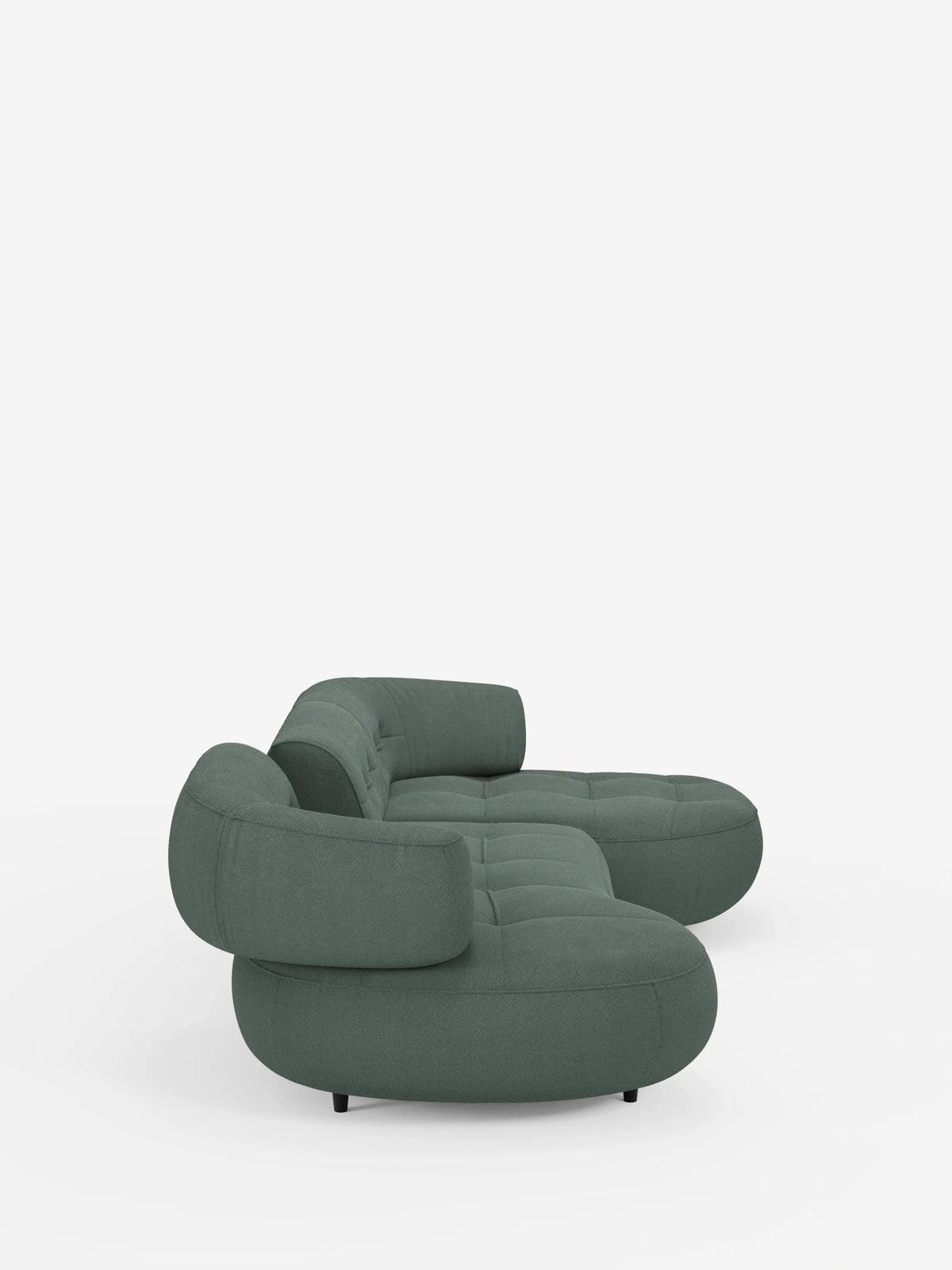 Un divano angolare Croissant color verde salvia, dal design a forma di fagiolo e con schienali scorrevoli in morbido tessuto effetto cotone smacchiabile T33, caratterizzato da un design curvo a forma di fagiolo, seduta trapuntata e schienali arrotondati su sfondo bianco.