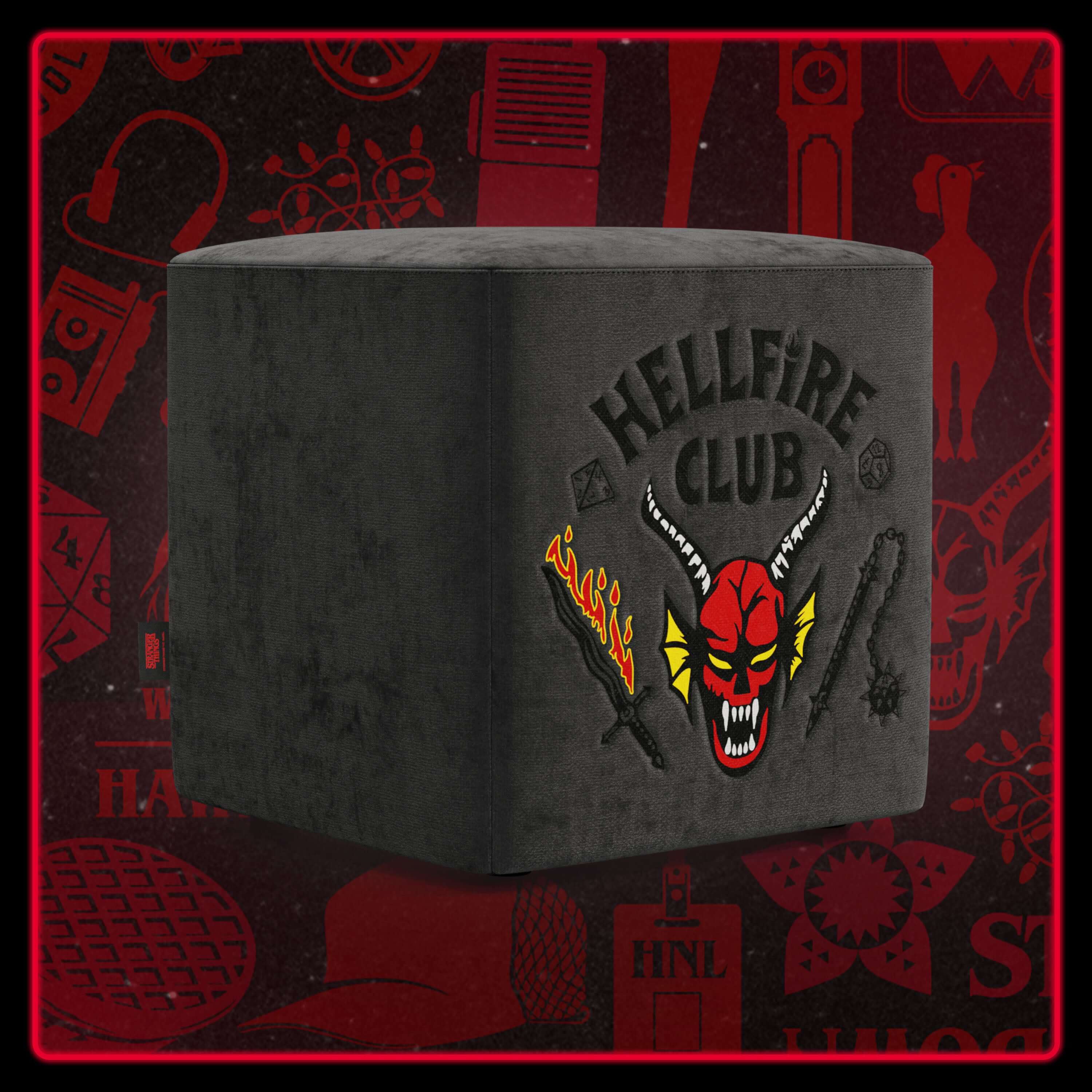Il pouf Cube Hellfire club Stranger Things Edition di Divani.Store presenta l'iconico design "Hellfire Club" in colore antracite, rendendolo un pezzo decorativo unico in edizione limitata per i fan della serie.