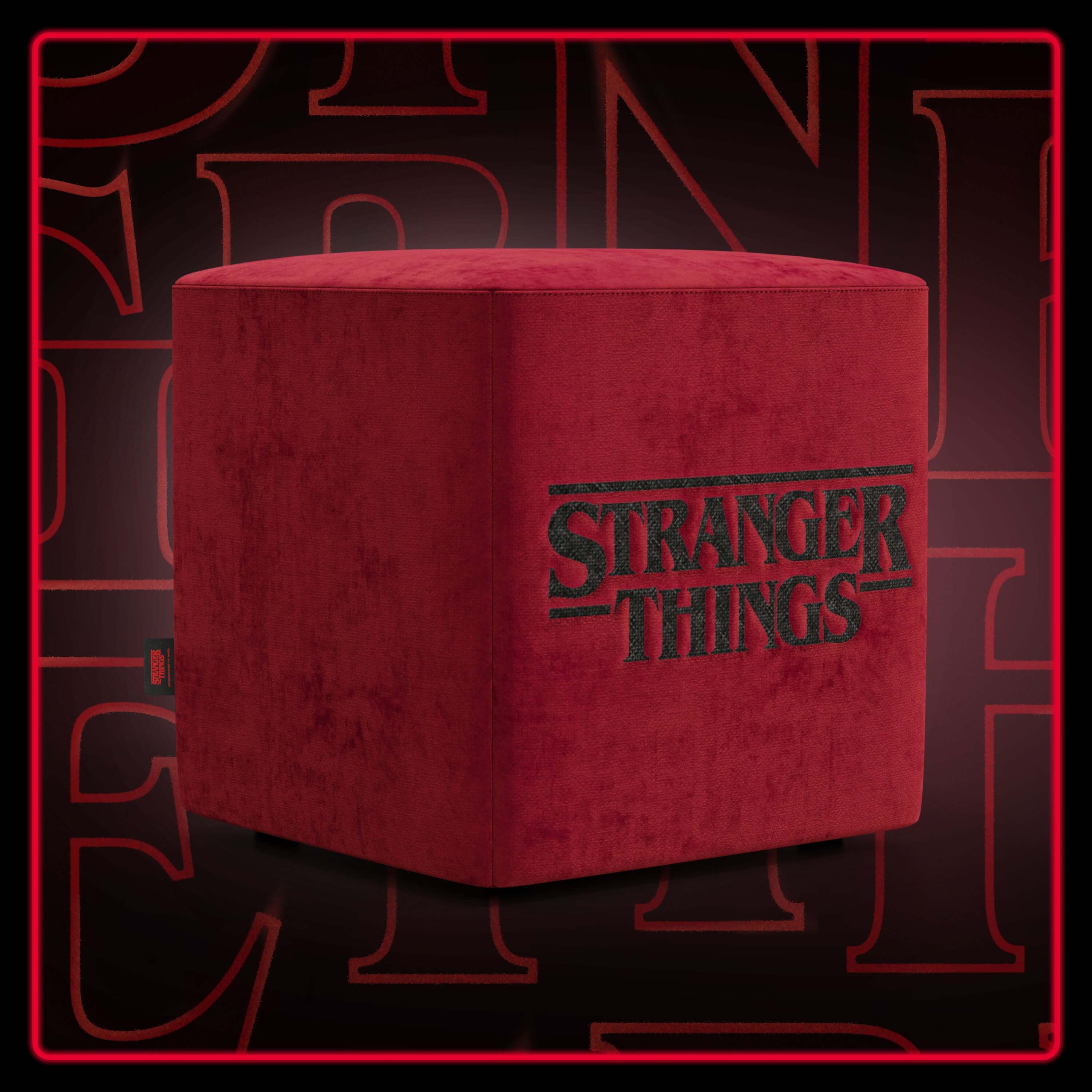 Il pouf Cube Stranger Things Edition di Divani.Store è caratterizzato da un audace tessuto rosso antimacchia con il logo della serie in nero, creando un pouf drammatico e da collezione per i fan.