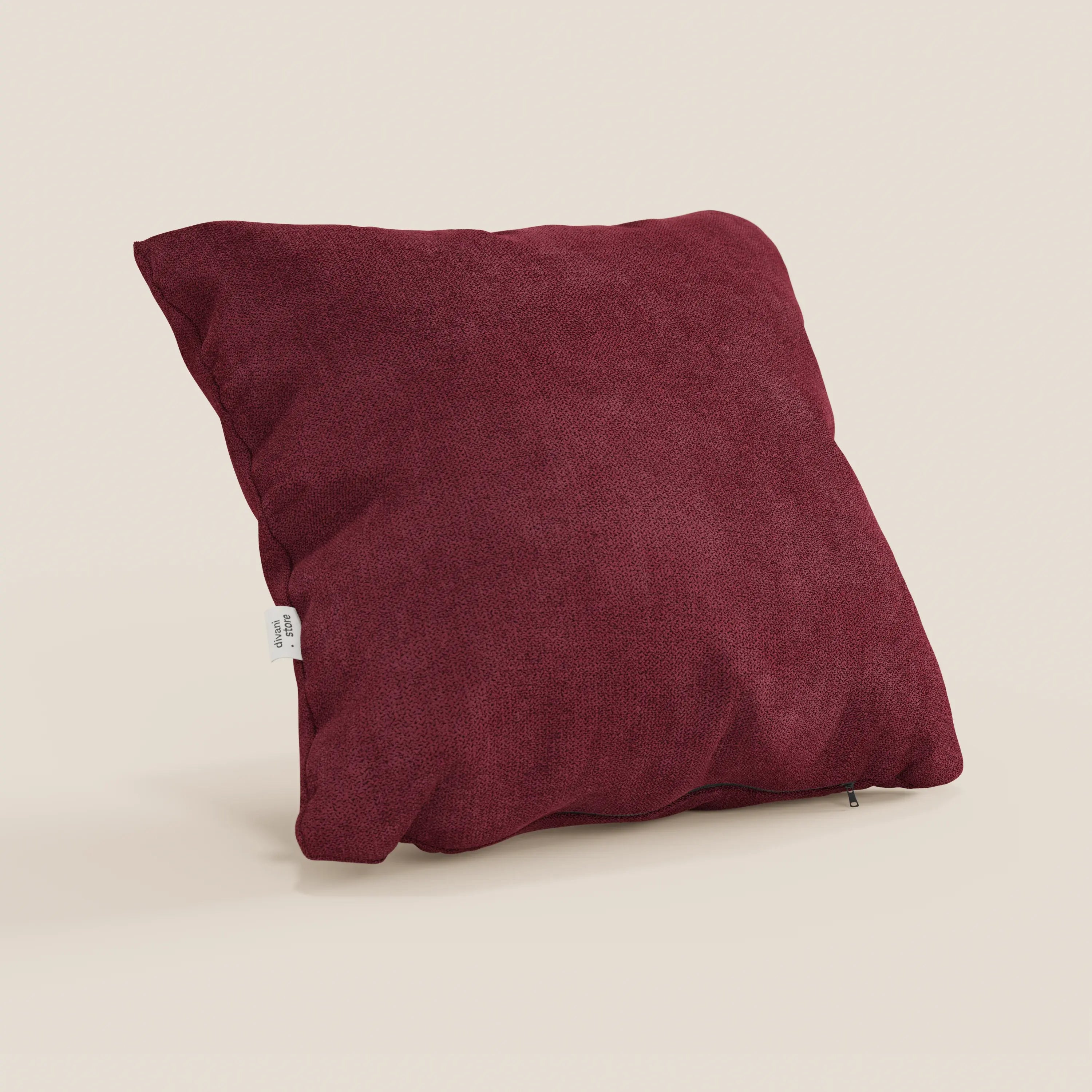 Il cuscino Destiny di Divani.Store, in morbido tessuto impermeabile rosso T02, ha una forma quadrata, una discreta cerniera per il rivestimento sfoderabile sul bordo inferiore e una piccola etichetta bianca. È posizionato in verticale su uno sfondo beige chiaro.