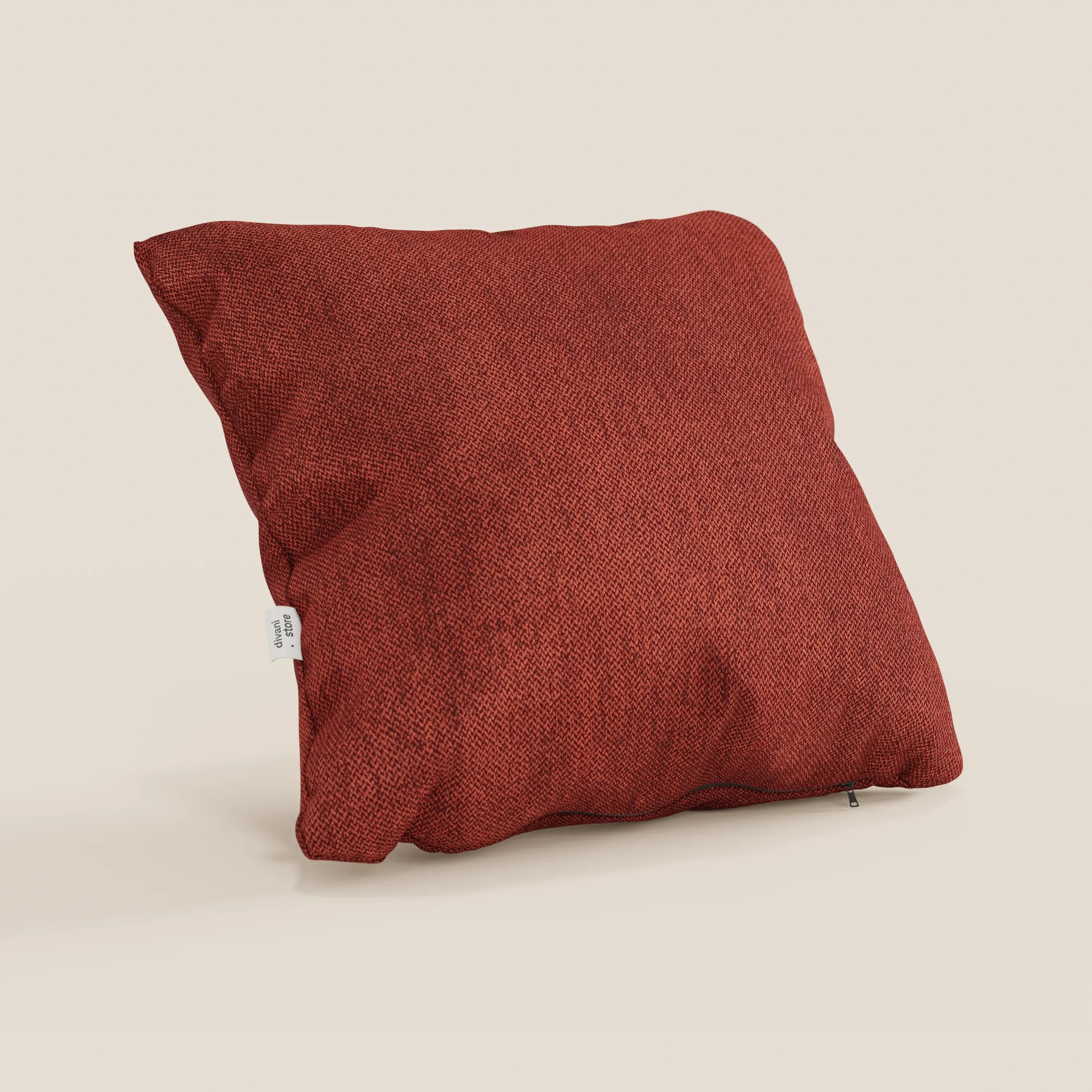 Un cuscino Sogno di Divani.Store in tessuto morbido smacchiabile T05 rosso, di forma quadrata e di grandi dimensioni, con una piccola etichetta in tessuto bianco sulla sinistra, è appoggiato su uno sfondo color crema: morbido e perfetto come cuscino d'arredo per un comfort elegante.
