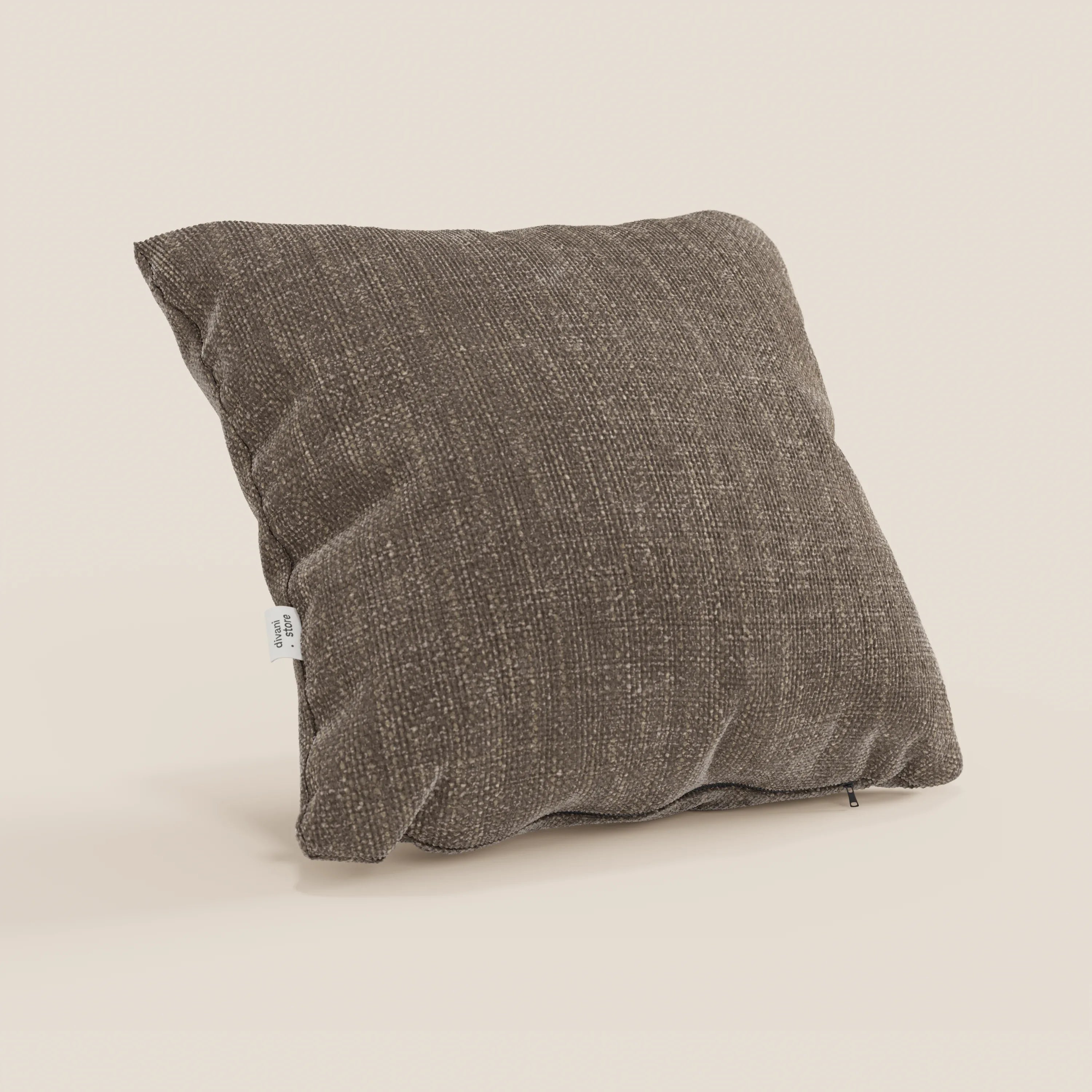 Il cuscino Lyon 45x45 cm di Divani.Store, in tessuto intrecciato impermeabile T06 marrone, è appoggiato contro uno sfondo beige chiaro; presenta una superficie leggermente stropicciata, un'etichetta bianca e una zip visibile sul bordo.