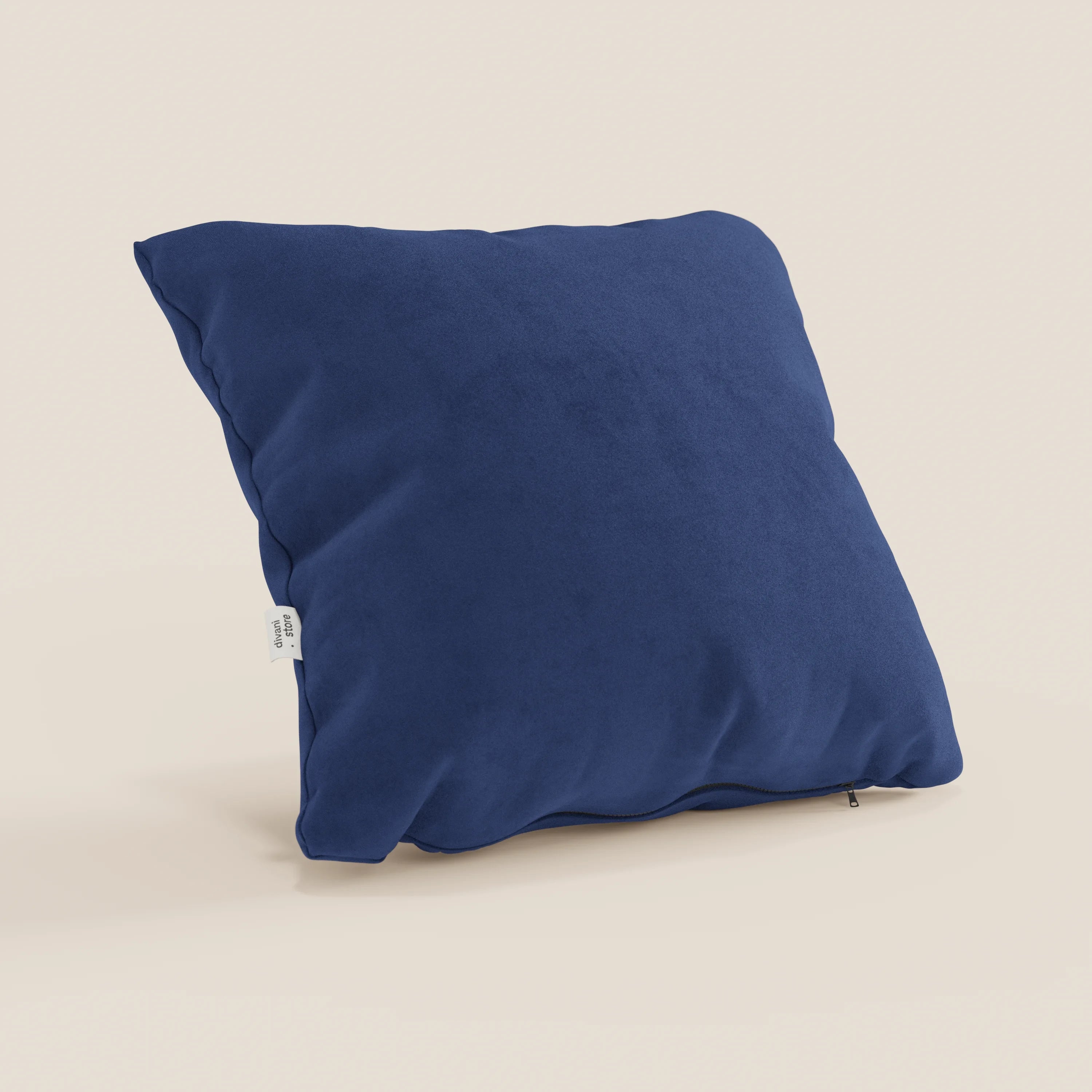 Il cuscino Jazz di Divani.Store, qui presentato nel colore T11 blu, è caratterizzato da una microfibra tecnica smacchiabile per un aspetto morbido e vellutato. Questo cuscino decorativo blu intenso combina stile e durata, perfetto su uno sfondo bianco sporco.