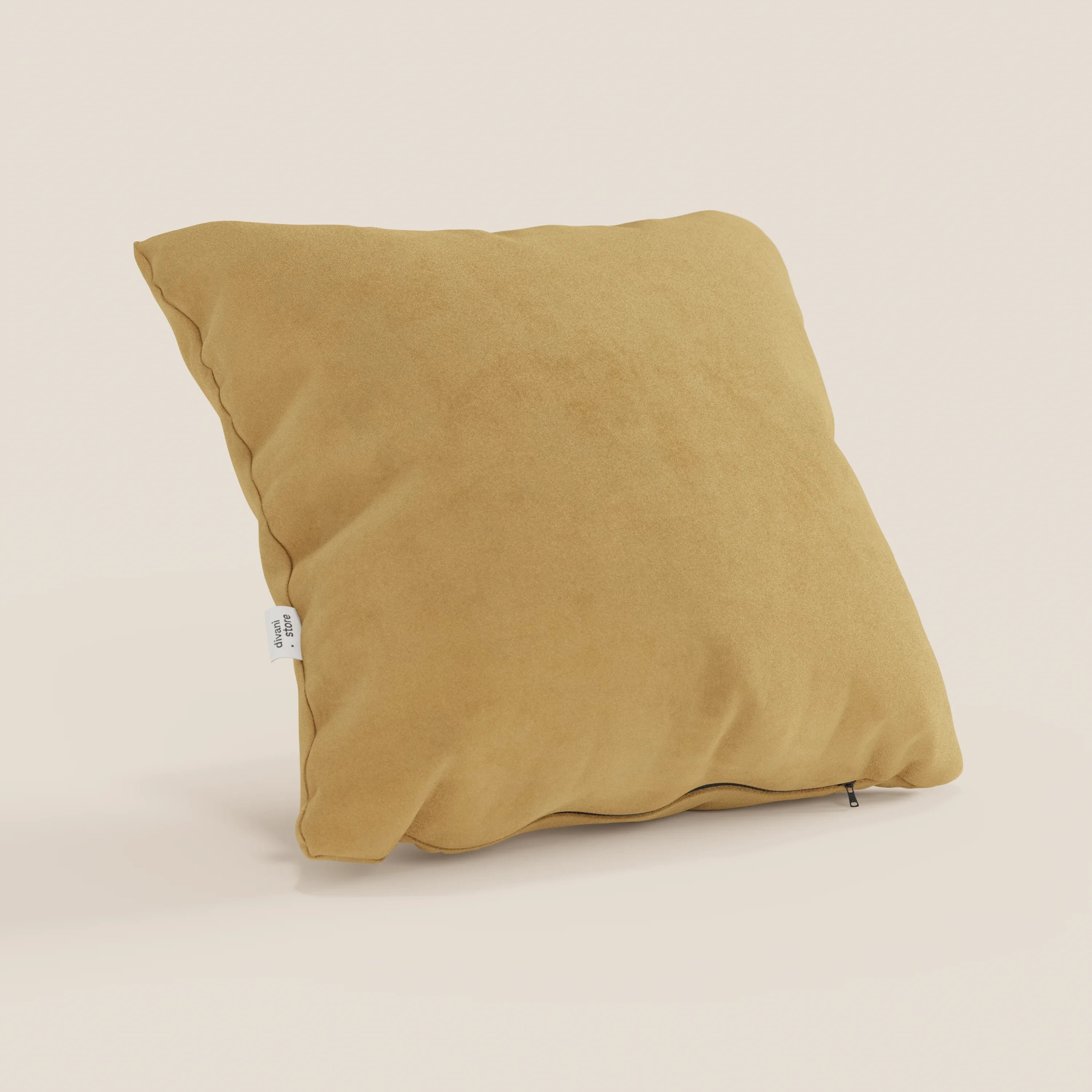 Il cuscino Jazz di Divani.Store, presentato nel colore T11 giallo, è un cuscino quadrato in microfibra antimacchia con finitura morbida e cerniera a vista, fotografato su uno sfondo beige chiaro. Su un lato è presente una piccola etichetta bianca.