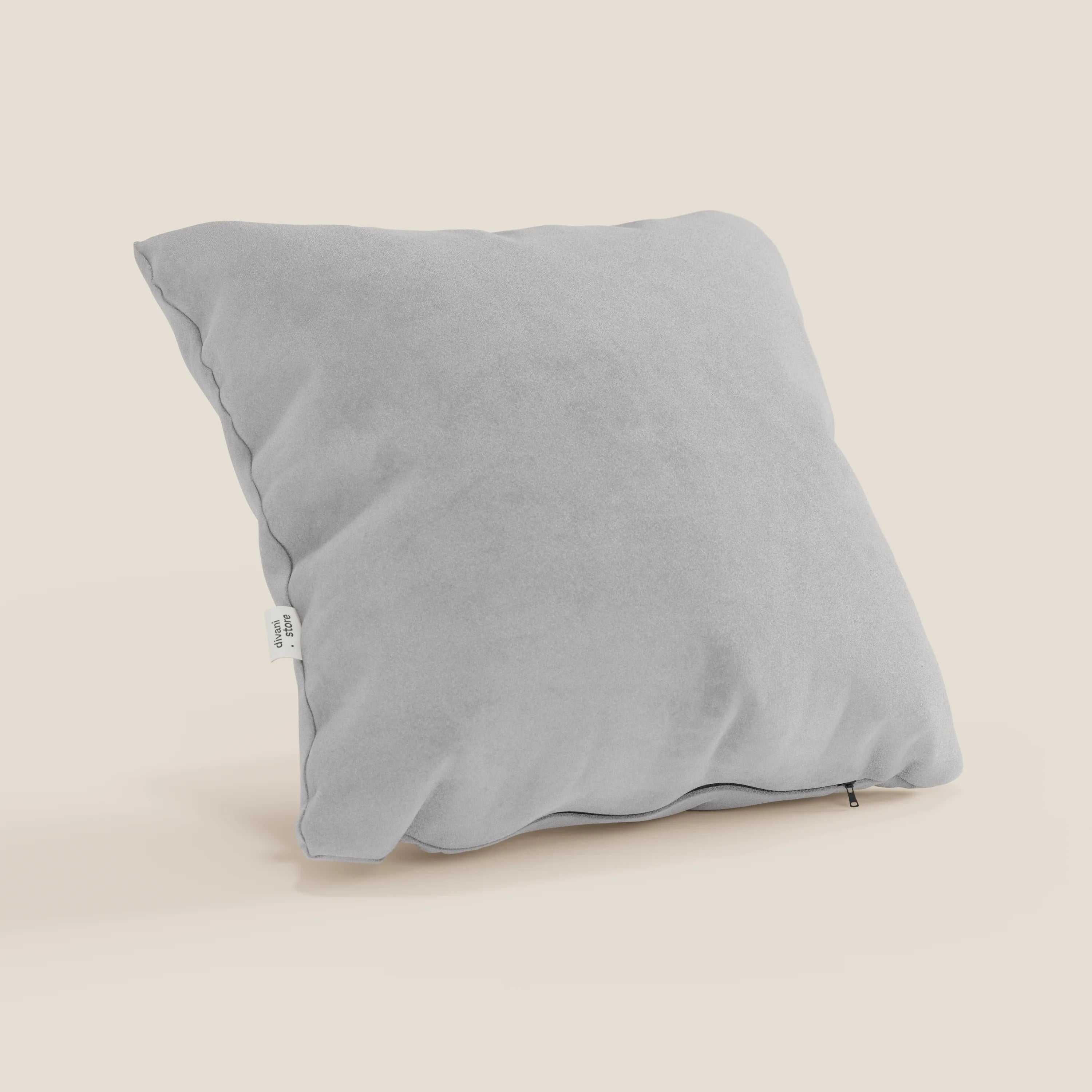 Il cuscino Jazz di Divani.Store, presentato in microfibra smacchiabile T11 grigio chiaro, è un cuscino quadrato dalla consistenza morbida, in posizione verticale su uno sfondo bianco sporco. È dotato di una piccola etichetta bianca e di una cerniera sul bordo inferiore.