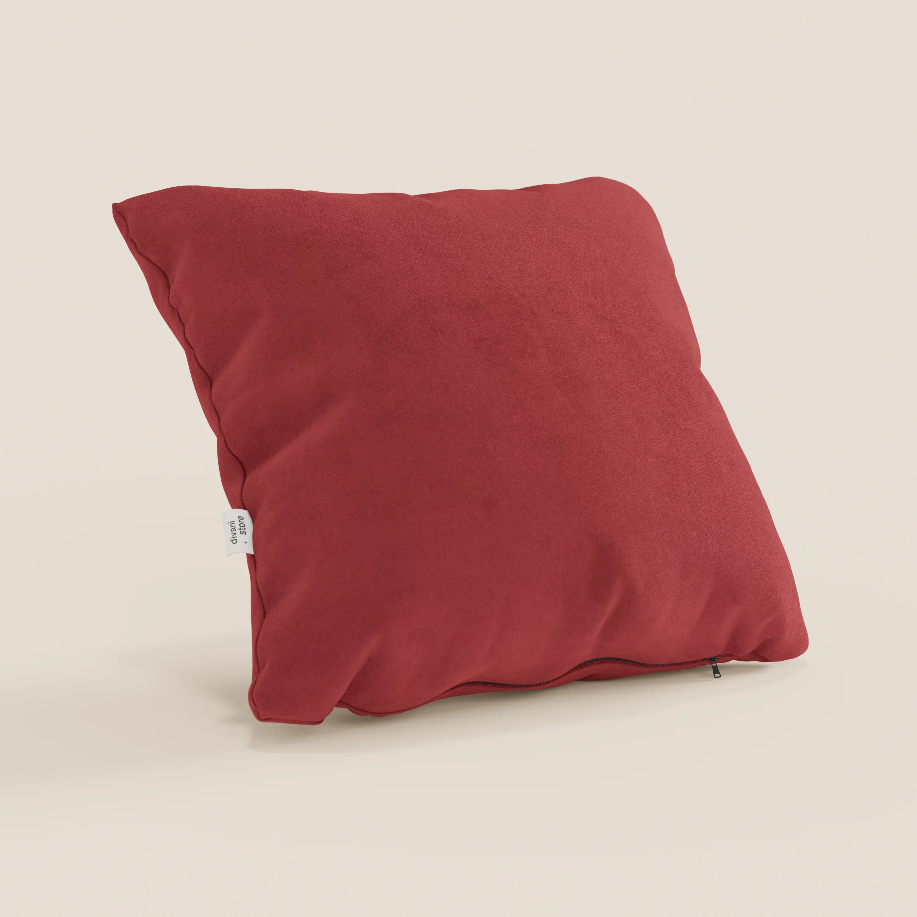 Il cuscino Jazz di Divani.Store, qui presentato nel colore T11 rosso, è un cuscino quadrato rosso realizzato in microfibra antimacchia. Presenta una piccola etichetta bianca sul bordo sinistro e una cerniera inferiore visibile su uno sfondo a tinta unita.