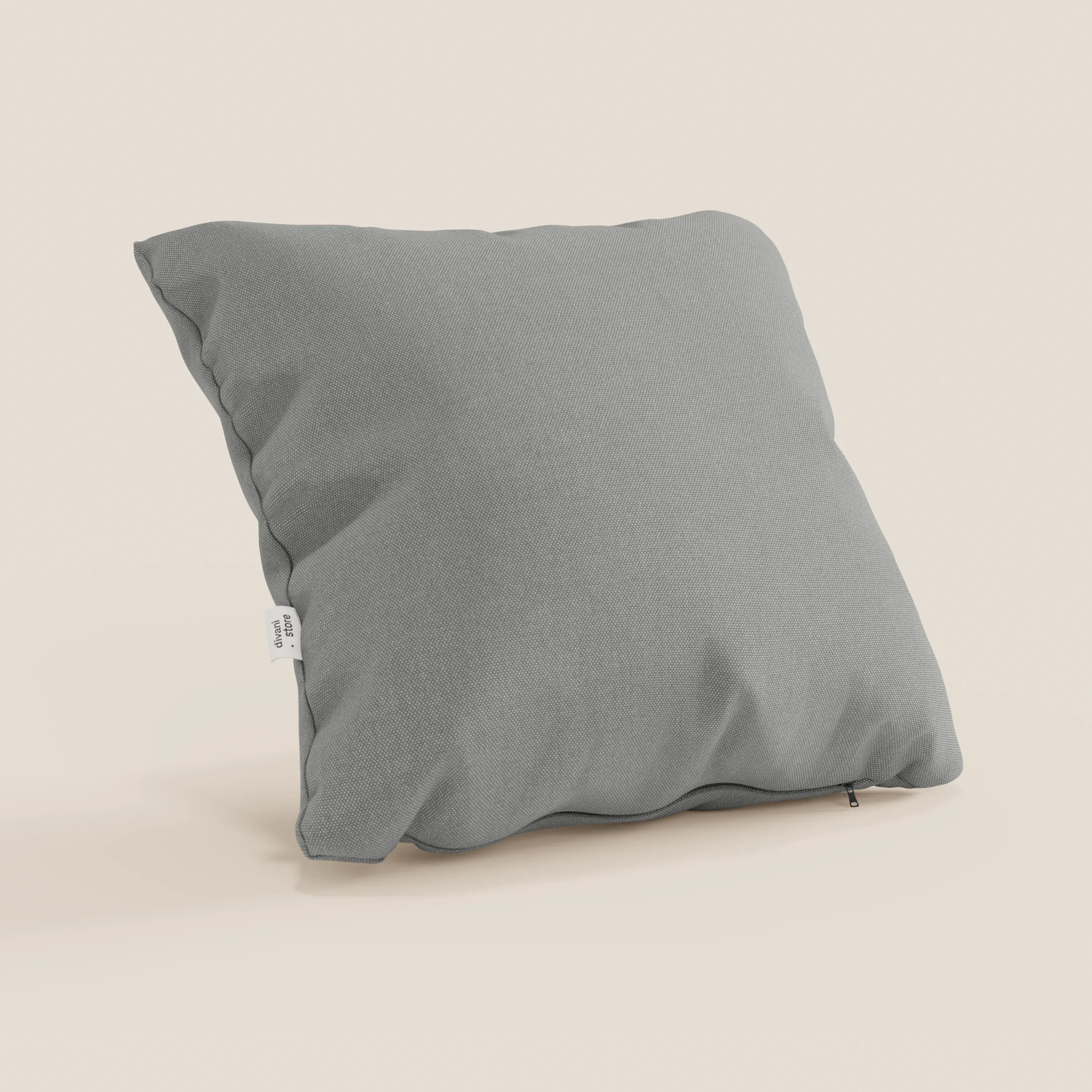 Un cuscino Honey quadrato 45x45 cm di Divani.Store in T13 grigio tessuto simil cotone impermeabile si trova in posizione verticale su uno sfondo beige, con bordi leggermente stropicciati, trama del tessuto visibile, una piccola etichetta laterale bianca e una cerniera inferiore nascosta.