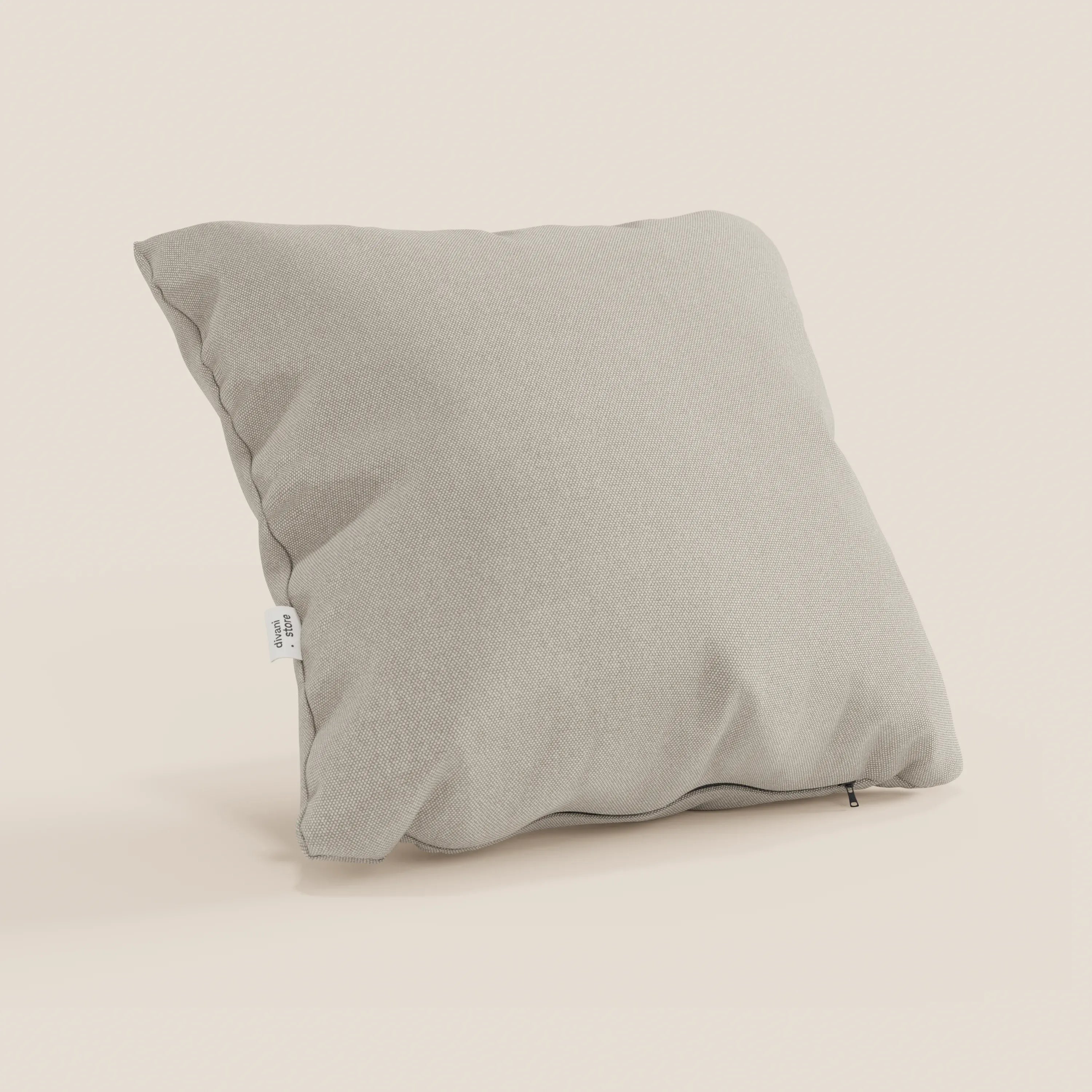 Il cuscino Honey grigio chiaro 45x45 cm di Divani.Store è posizionato in verticale su uno sfondo neutro. Realizzato in tessuto impermeabile simil cotone T13 panna, presenta una cucitura a vista, una piccola etichetta bianca, una cerniera e una fodera lavabile per una facile manutenzione.