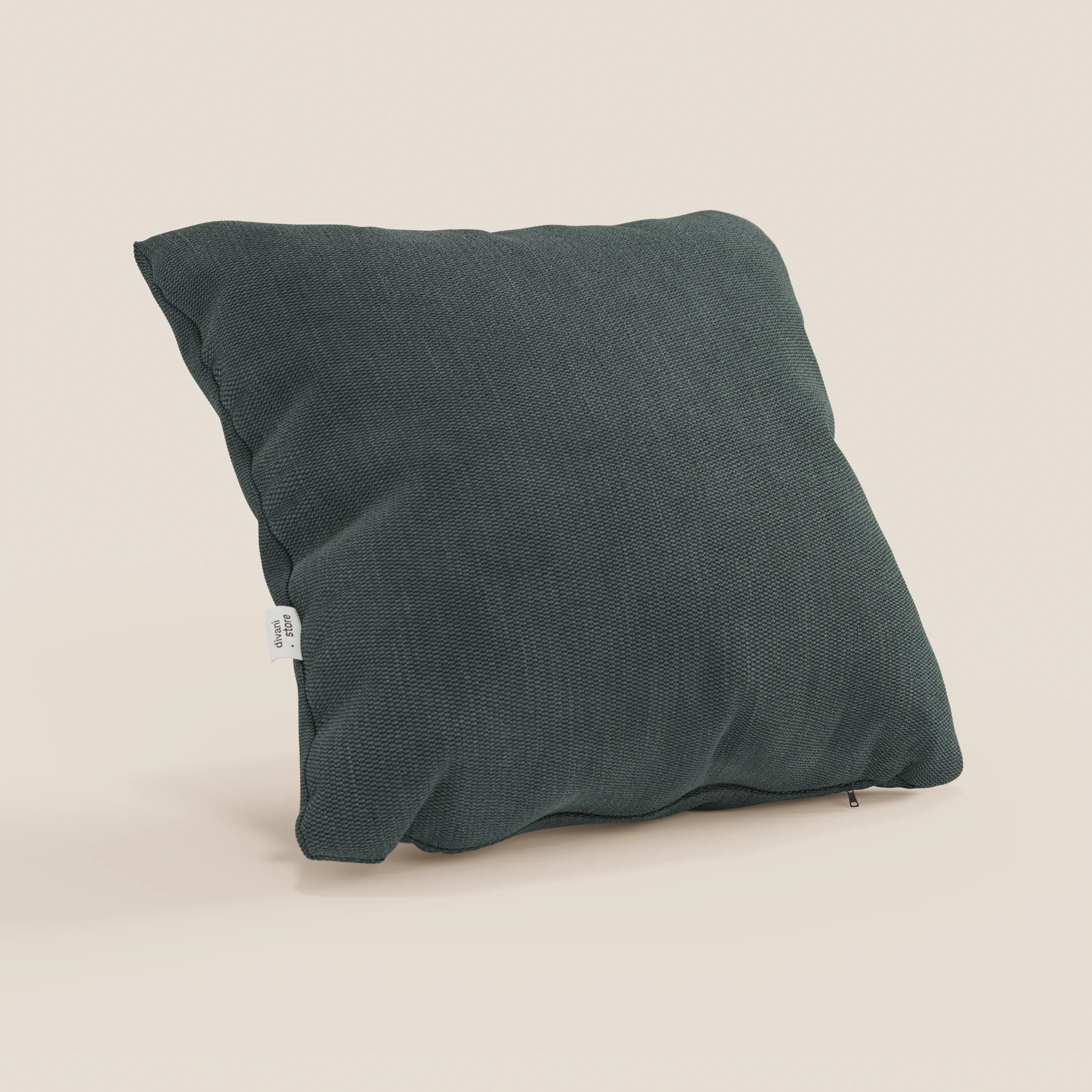 Un cuscino Miami 45x45 cm in morbido tessuto impermeabile T14 verde di Divani.Store è posizionato in verticale su un fondo beige chiaro, con una sottile trama intrecciata e una piccola etichetta in tessuto bianco attaccata vicino alla cucitura.