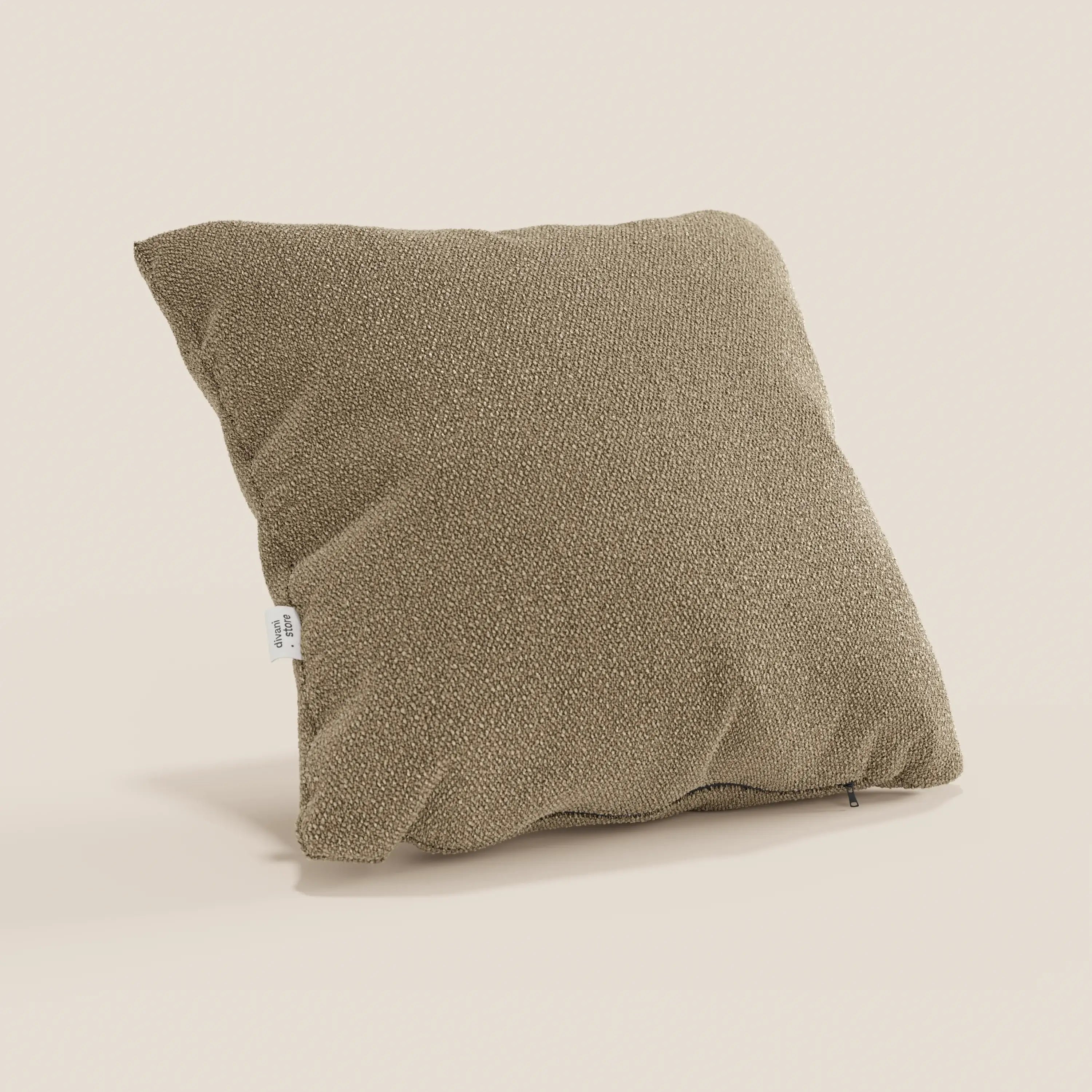 Il cuscino Lambada di Divani.Store, di forma quadrata e di colore marrone kaki, realizzato in fresco tessuto simil-cotone antimacchia e impermeabile (T33), si erge su uno sfondo neutro con un'etichetta bianca e una cerniera lungo la cucitura inferiore.
