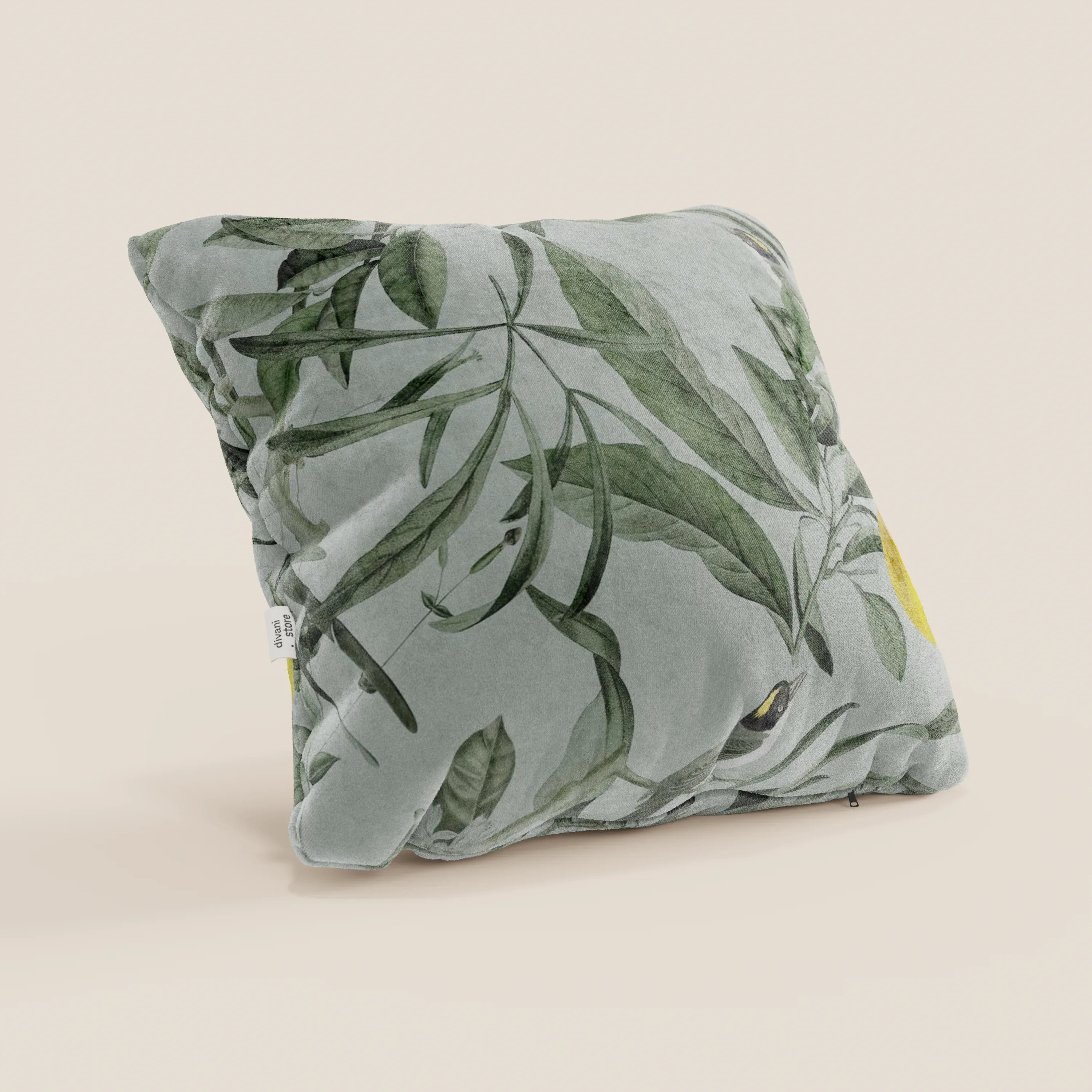 Il cuscino Lemon elegante di Divani.Store è un cuscino quadrato in velluto lavabile con una morbida base grigio chiaro, arricchita da motivi botanici verdi e dettagli gialli. La sua consistenza felpata e la targhetta laterale in tessuto bianco aggiungono un fascino elegante al vostro arredamento.