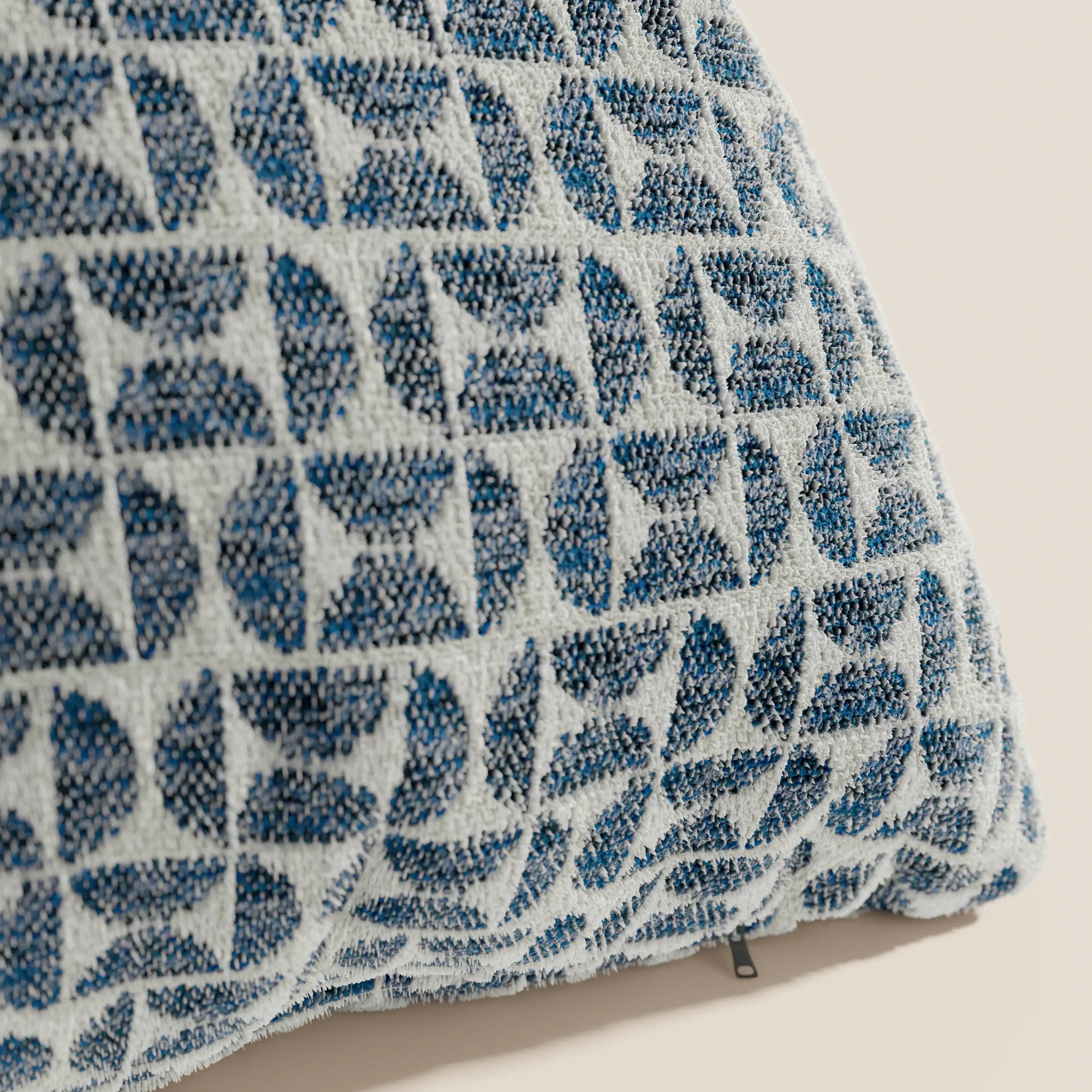 Primo piano del cuscino Naxos Decoro 45x45 in lino di Divani.Store, caratterizzato da un elegante motivo geometrico blu e bianco: un cuscino decorativo moderno, ideale per dare un tocco di stile a qualsiasi ambiente.