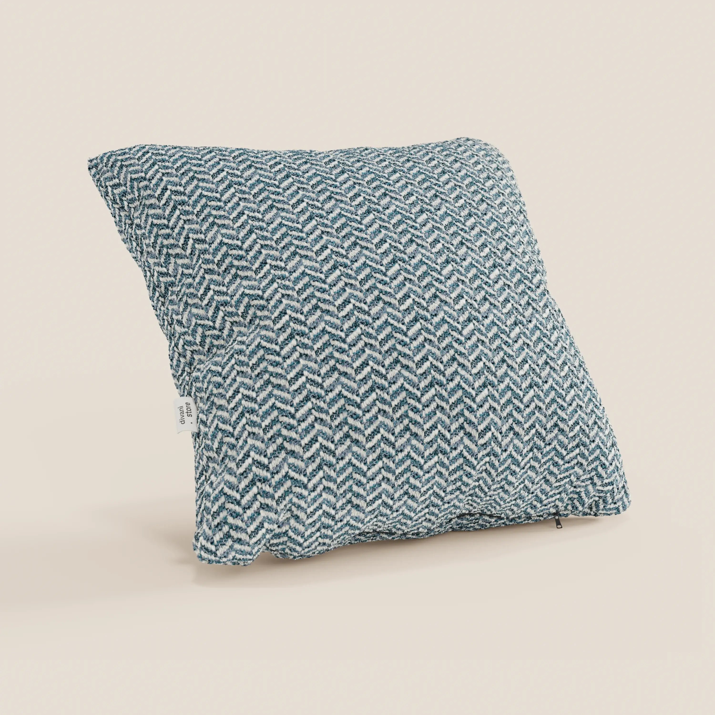 Il cuscino Sorrento 45x45 in lino di Divani.Store è realizzato in tessuto con motivo a chevron blu e bianco. Questo cuscino decorativo, lavabile in lavatrice, conferisce un tocco di eleganza naturale e mantiene la forma, con un'etichetta laterale ben visibile.