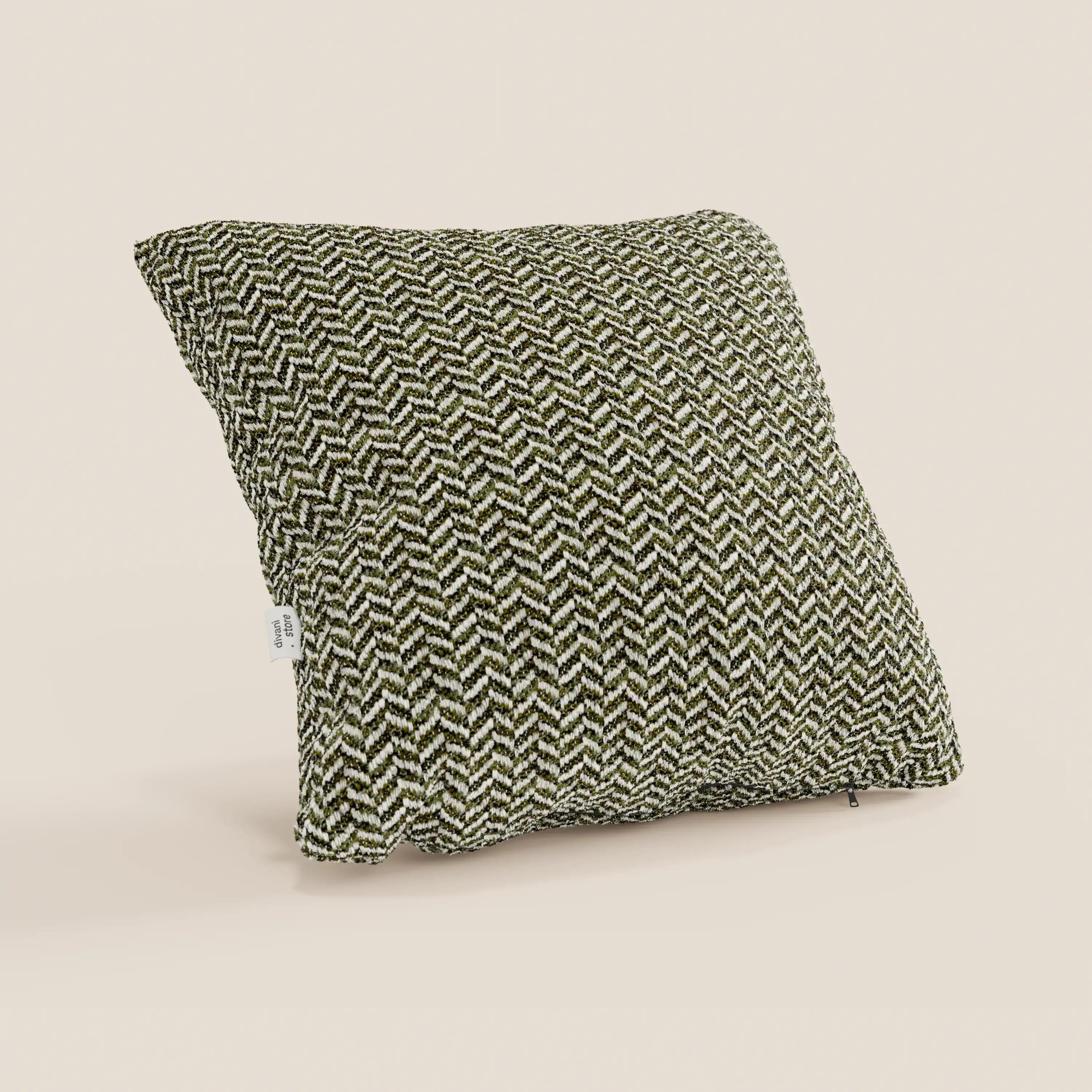 Il cuscino Sorrento 45x45 in lino di Divani.Store è un cuscino quadrato, lavabile in lavatrice, con un motivo a zig-zag in rilievo nei colori nero e bianco sporco, raffigurato di sbieco su uno sfondo beige chiaro con un’etichetta bianca visibile con le istruzioni di lavaggio.