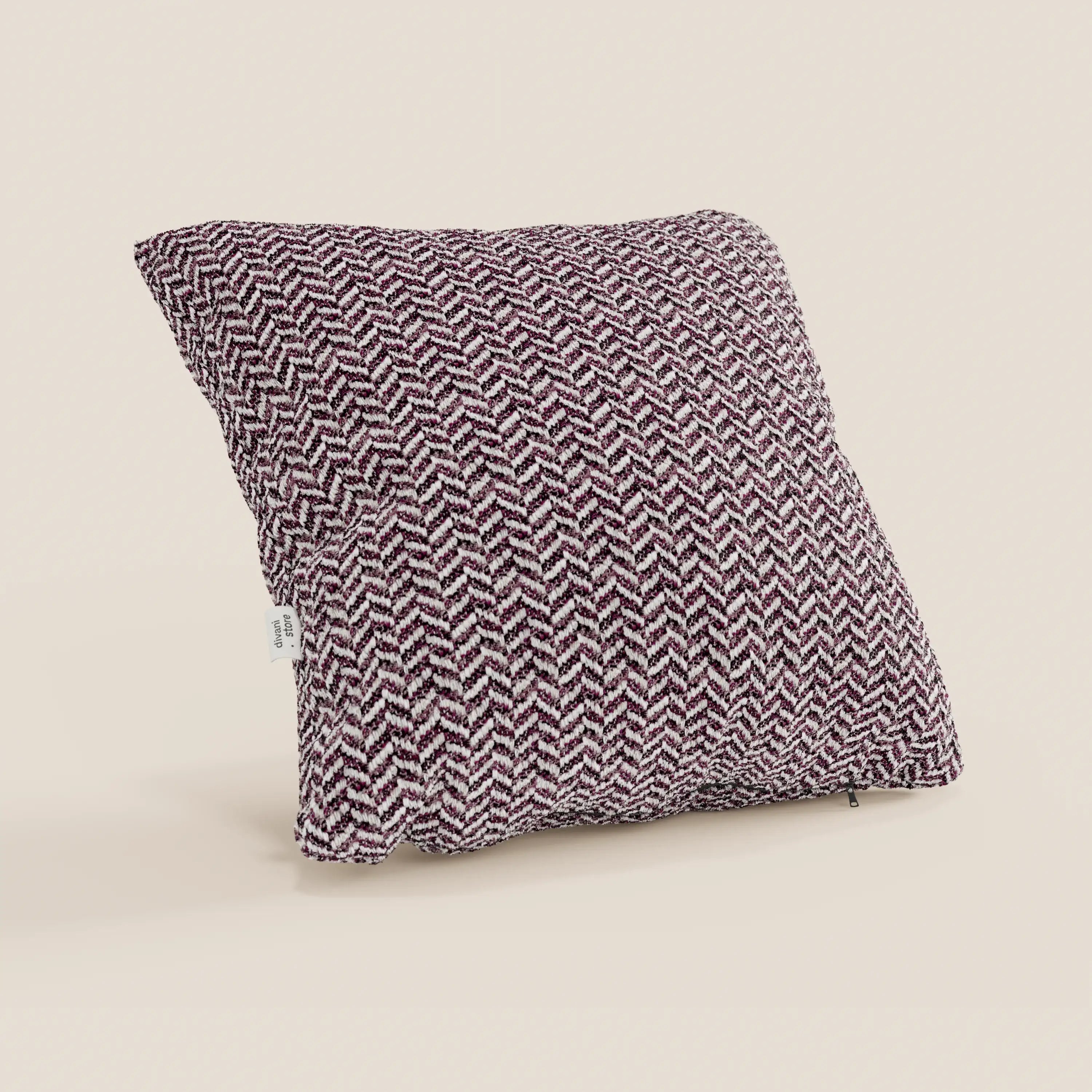 Il cuscino Sorrento 45x45 in lino di Divani.Store presenta un motivo a zig zag nei toni del bordeaux e del bianco, è lavabile in lavatrice e presenta una piccola etichetta in tessuto bianco sul lato. Nell'immagine è raffigurato in posizione verticale su uno sfondo beige neutro.